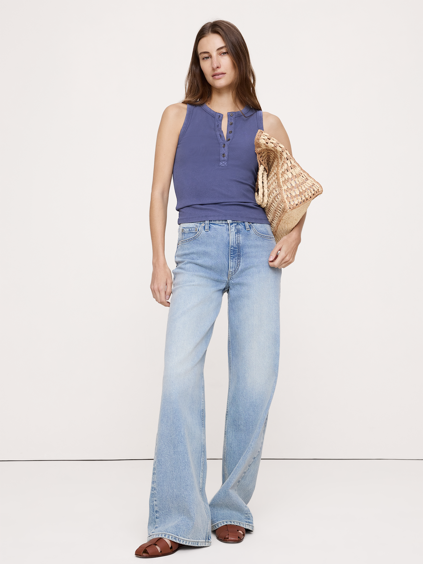 L'image numéro 1 présente Camisole côtelée à encolure henley
