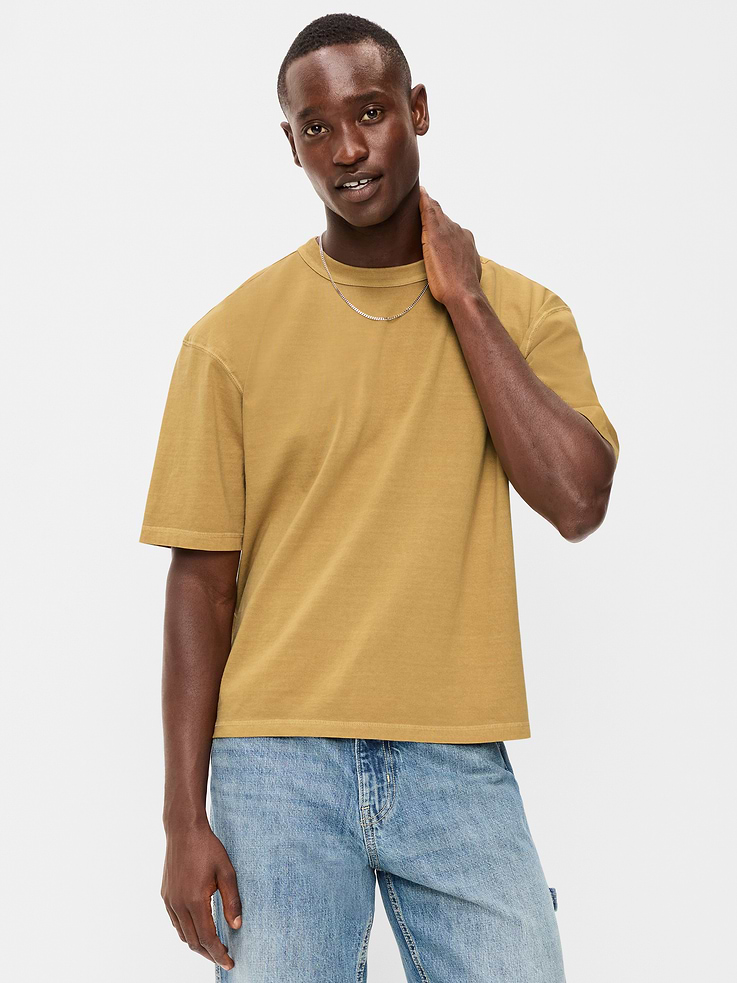 L'image numéro 1 présente T-shirt court en tissu épais teint en plongée