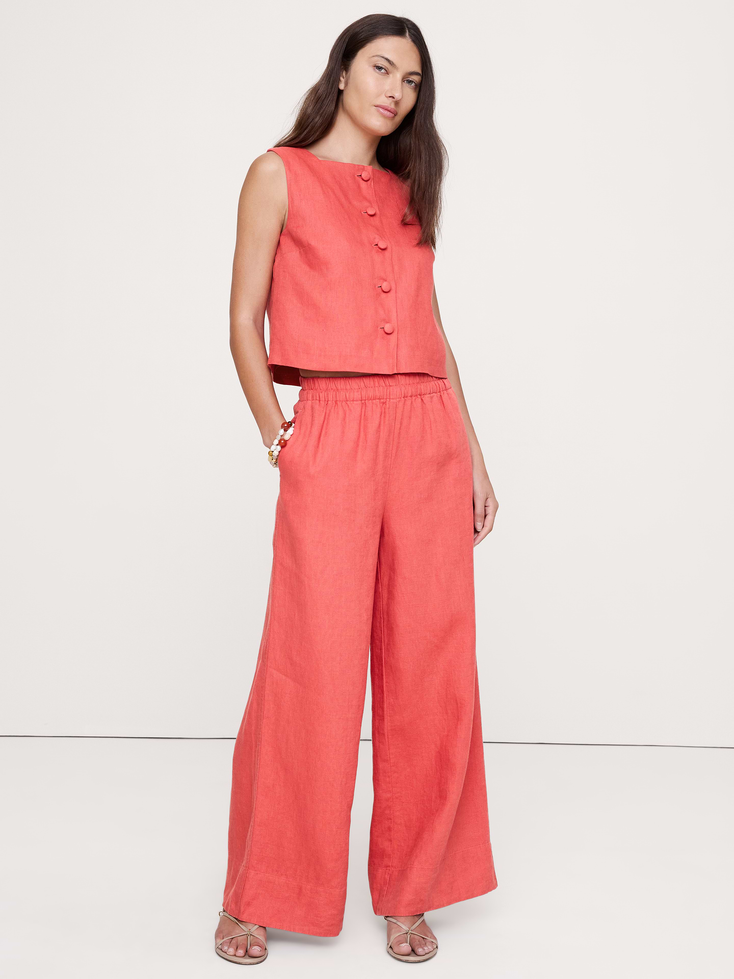 L'image numéro 1 présente Pantalon à taille haute extensible à jambe large en lin longueur cheville