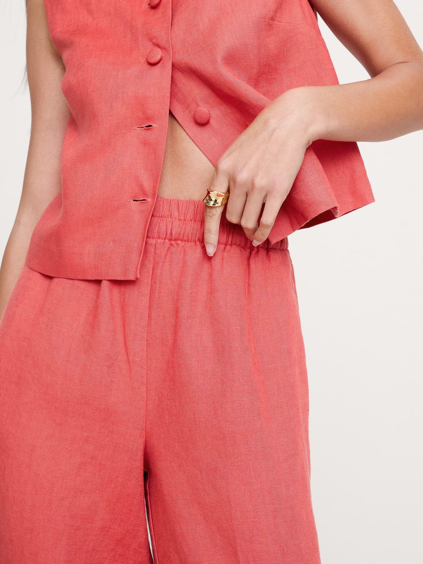 L'image numéro 7 présente Pantalon à taille haute extensible à jambe large en lin longueur cheville