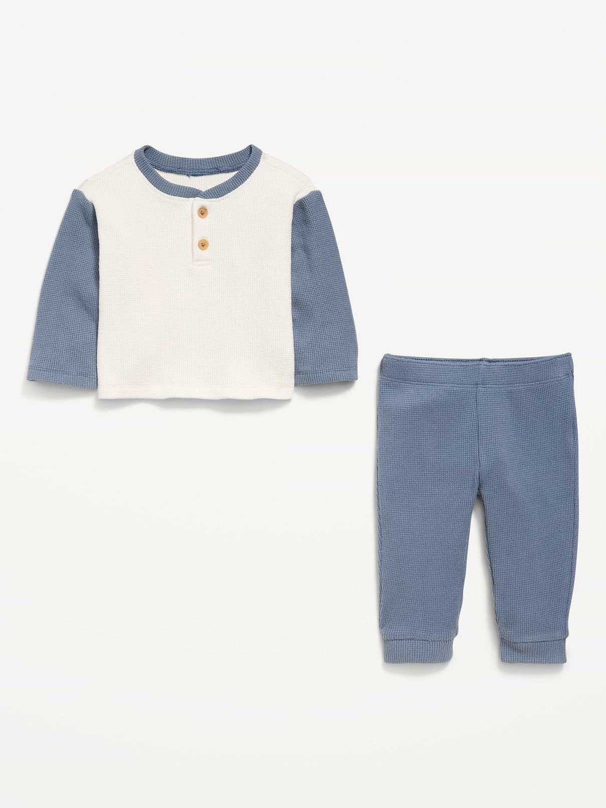 L'image numéro 2 présente Ensemble avec pantalon et  haut henley à manches longues en tricot gaufré pour bébé