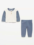 L'image numéro 2 présente Ensemble avec pantalon et  haut henley à manches longues en tricot gaufré pour bébé