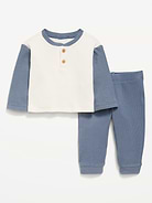 L'image numéro 1 présente Ensemble avec pantalon et  haut henley à manches longues en tricot gaufré pour bébé