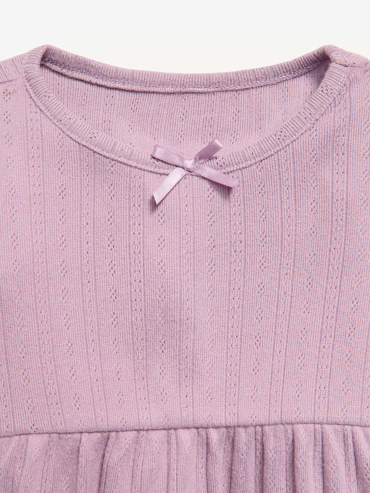 L'image numéro 3 présente Ensemble avec pantalon et haut en tricot pointelle à manches longues pour bébé