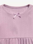 L'image numéro 3 présente Ensemble avec pantalon et haut en tricot pointelle à manches longues pour bébé