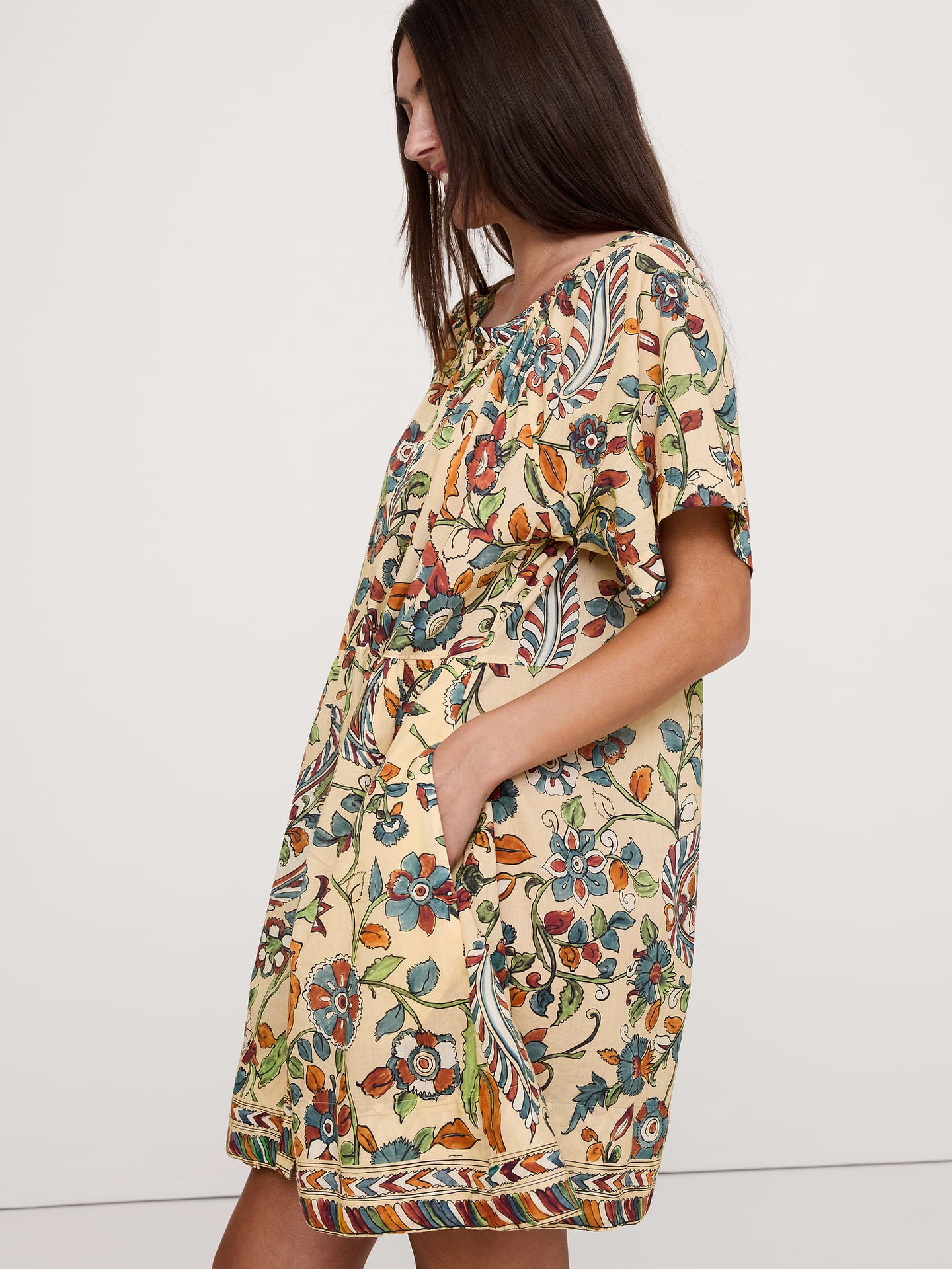 L'image numéro 8 présente Robe courte boutonnée