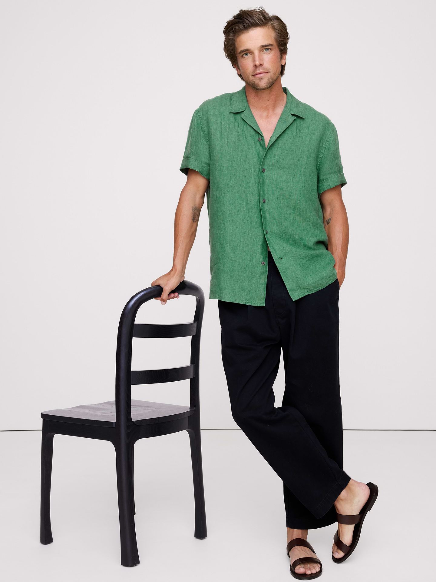 L'image numéro 1 présente Chemise de vacances à coupe standard en lin