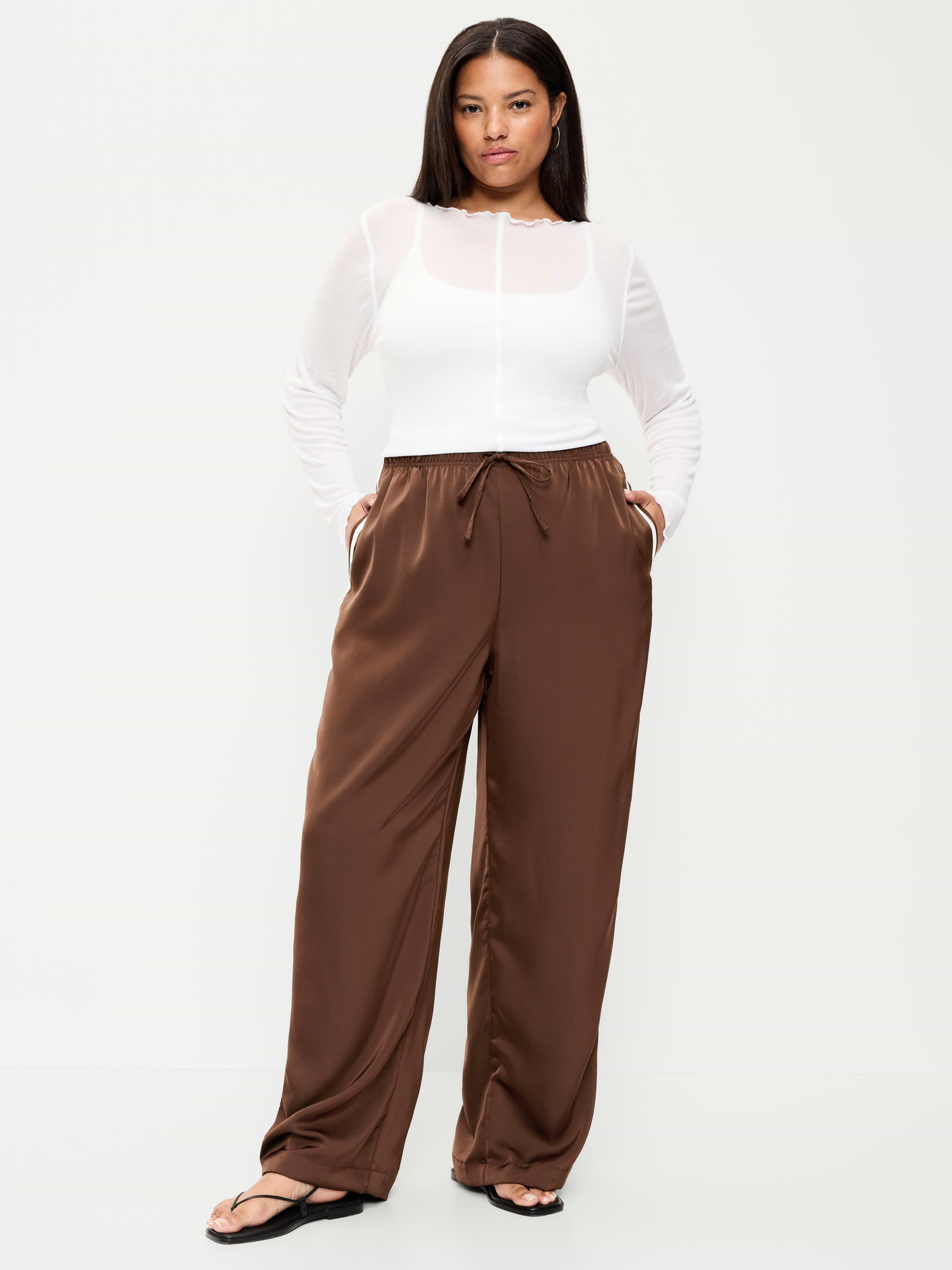 L'image numéro 8 présente Pantalon d’entraînement à taille haute en satin