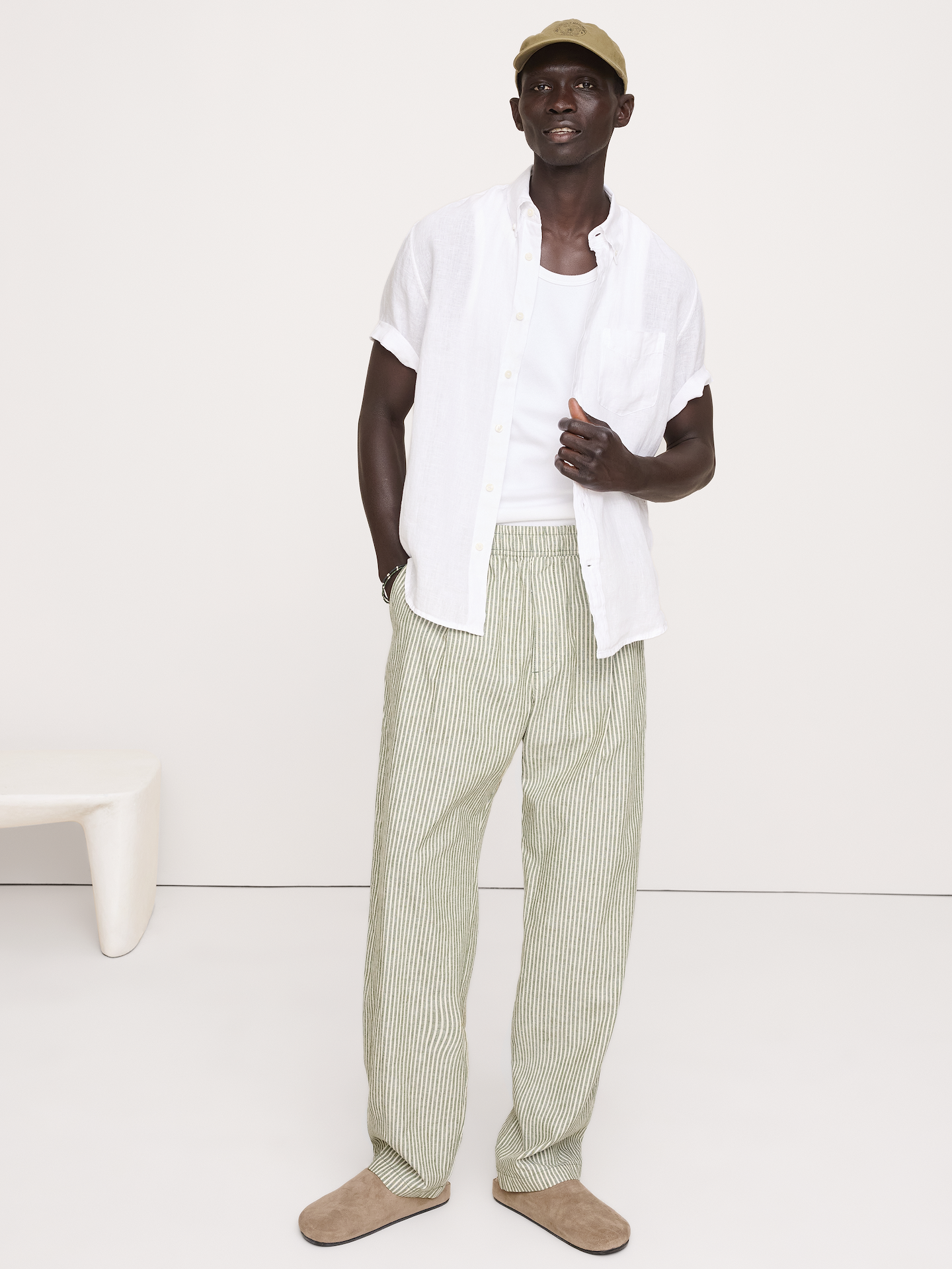 L'image numéro 1 présente Pantalon décontracté à taille extensible en lin et coton à plis