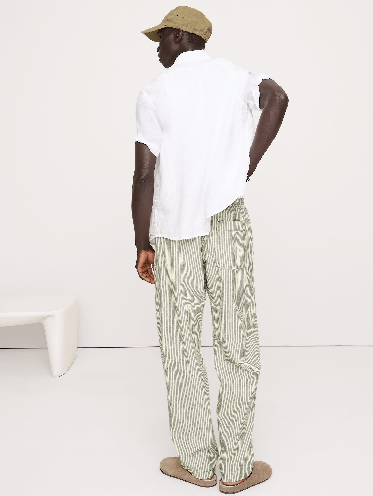 L'image numéro 3 présente Pantalon décontracté à taille extensible en lin et coton à plis