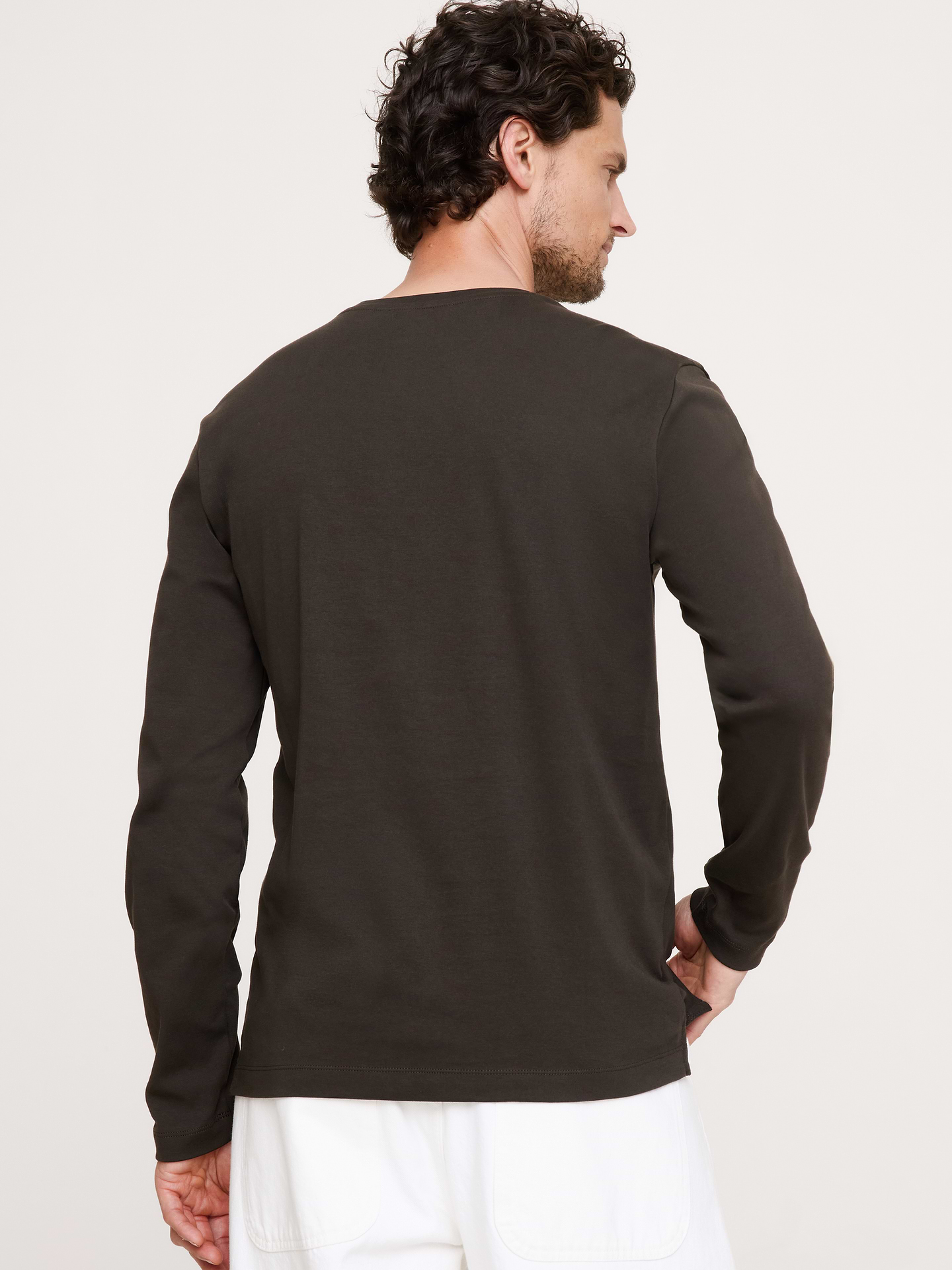 L'image numéro 2 présente T-shirt à manches longues en tissu luxueux