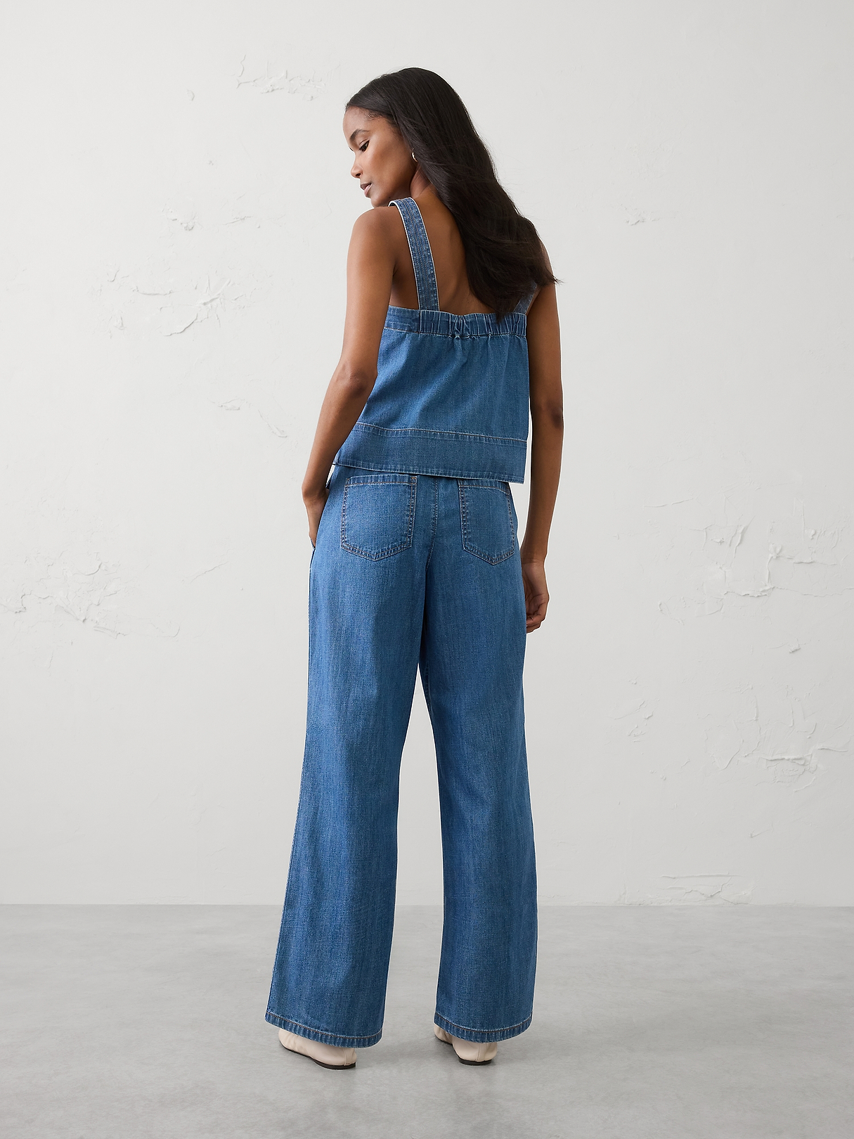 Straight-Leg Mid-Rise Summerweight Pull-On Jean | Banana Republic