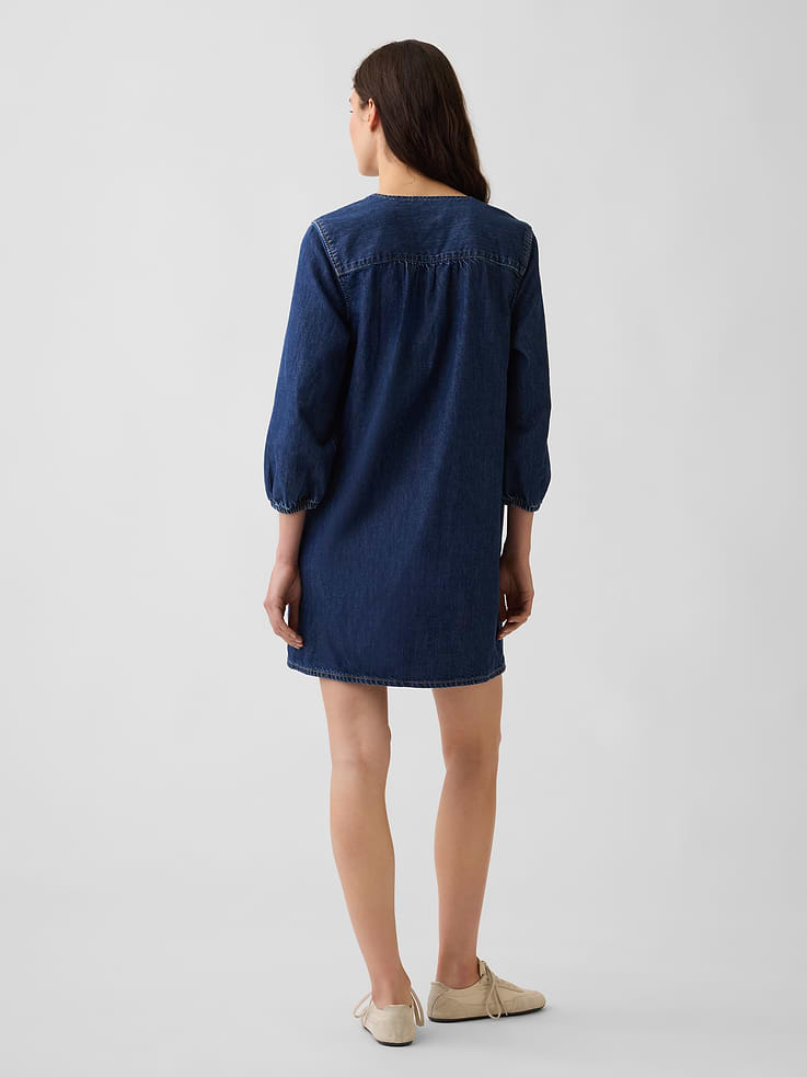 L'image numéro 2 présente Robe courte droite en denim à col en V
