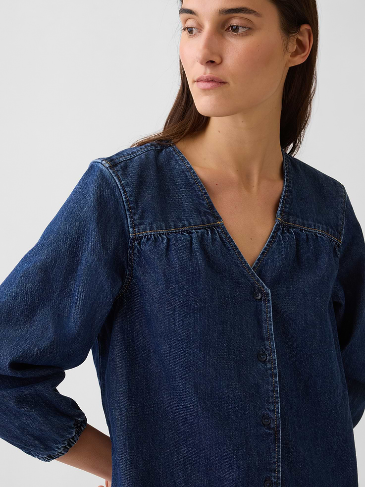 L'image numéro 4 présente Robe courte droite en denim à col en V