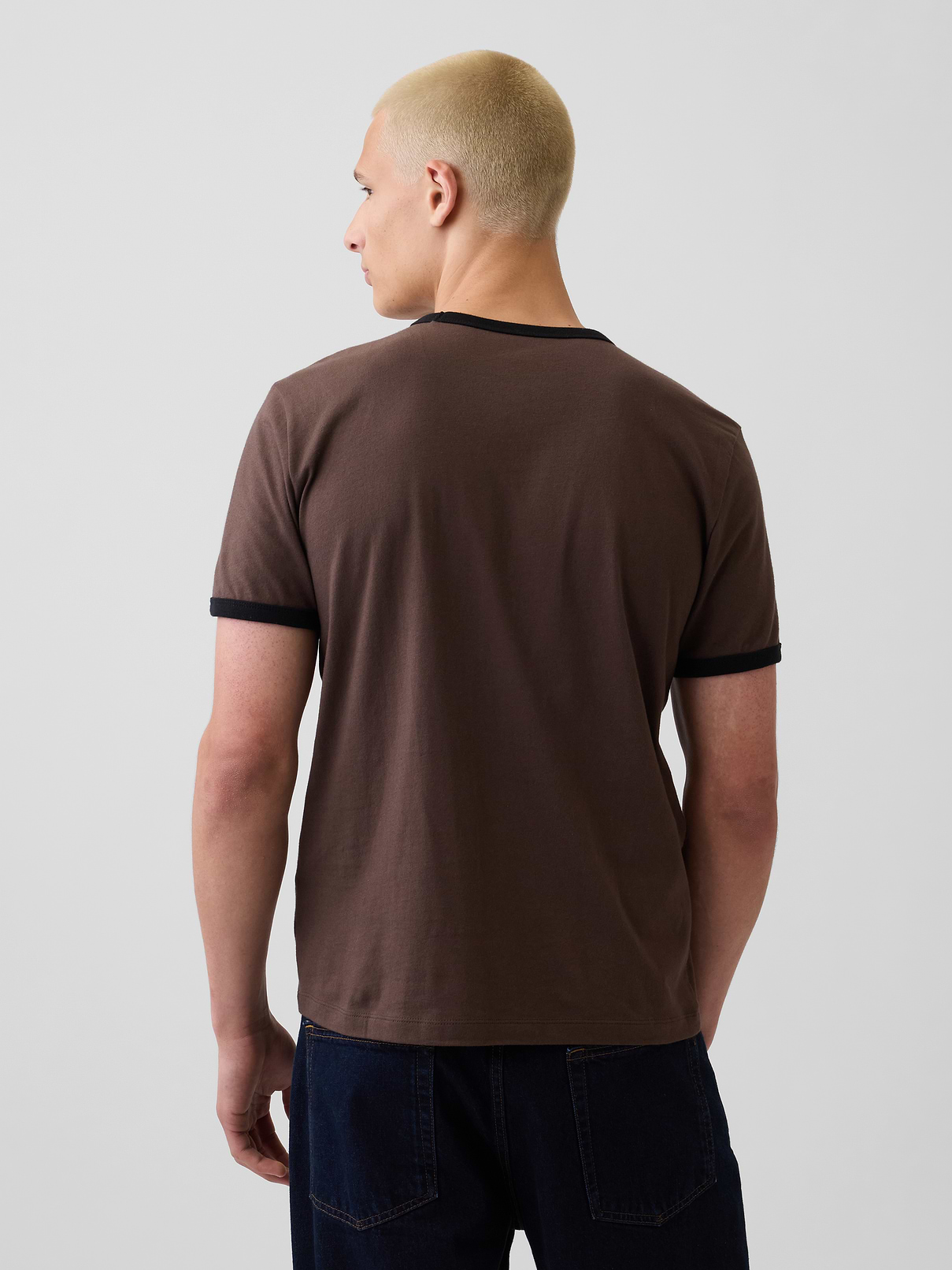 L'image numéro 3 présente T-shirt classique