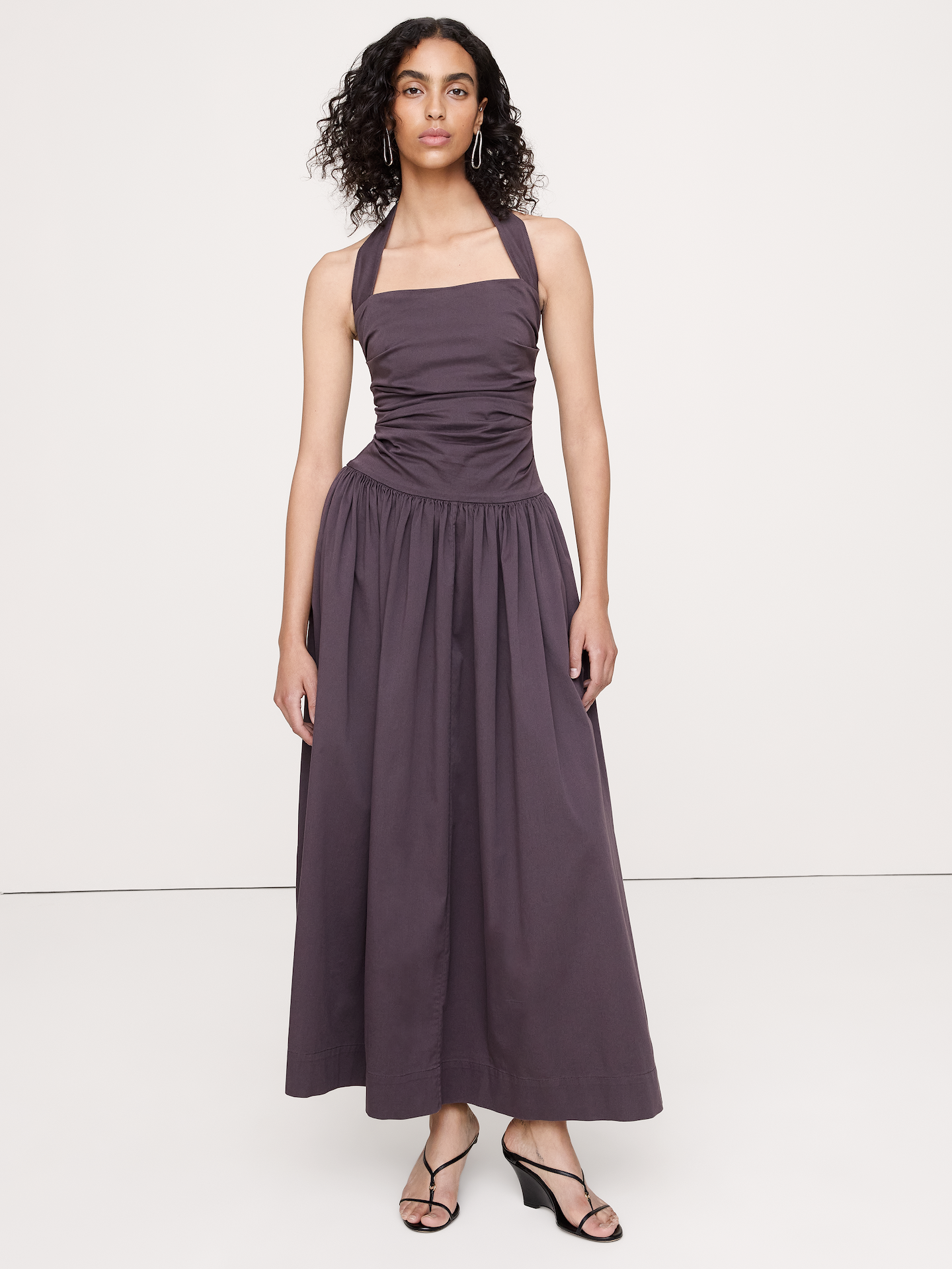 L'image numéro 1 présente Robe longue à encolure bain de soleil en coton extensible