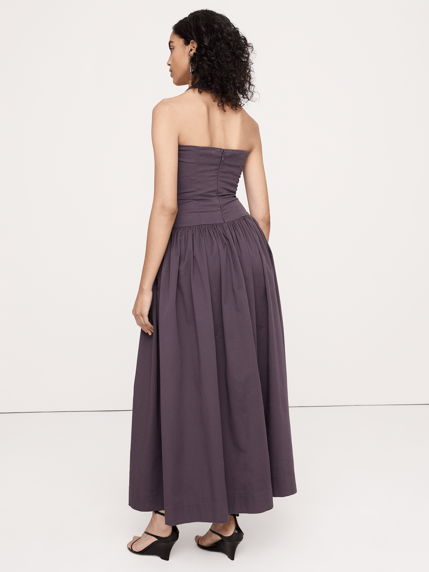 L'image numéro 8 présente Robe longue à encolure bain de soleil en coton extensible