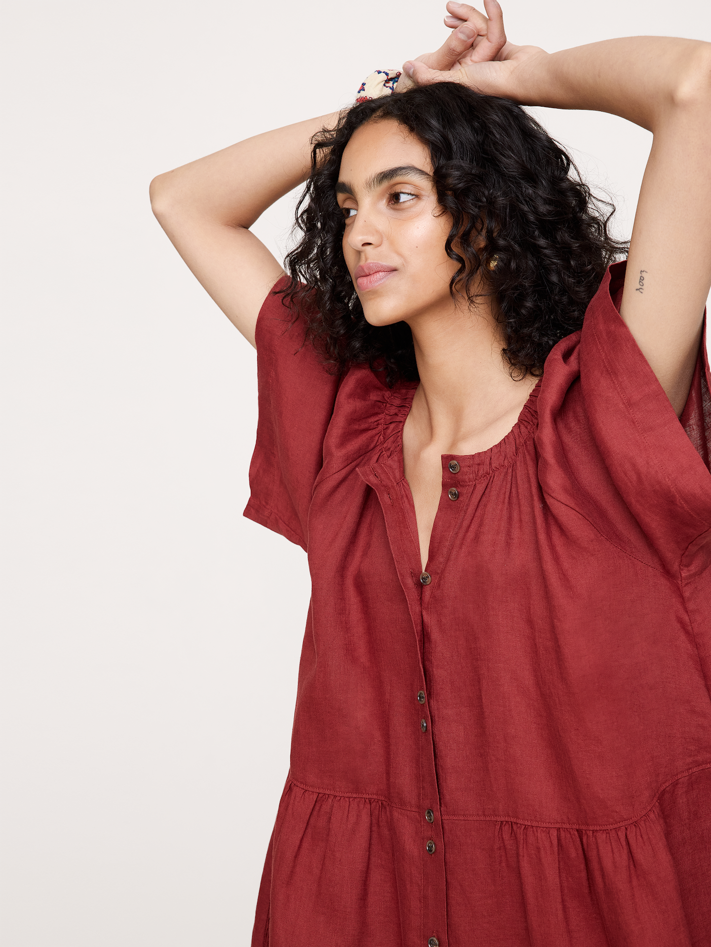 L'image numéro 8 présente Robe courte boutonnée
