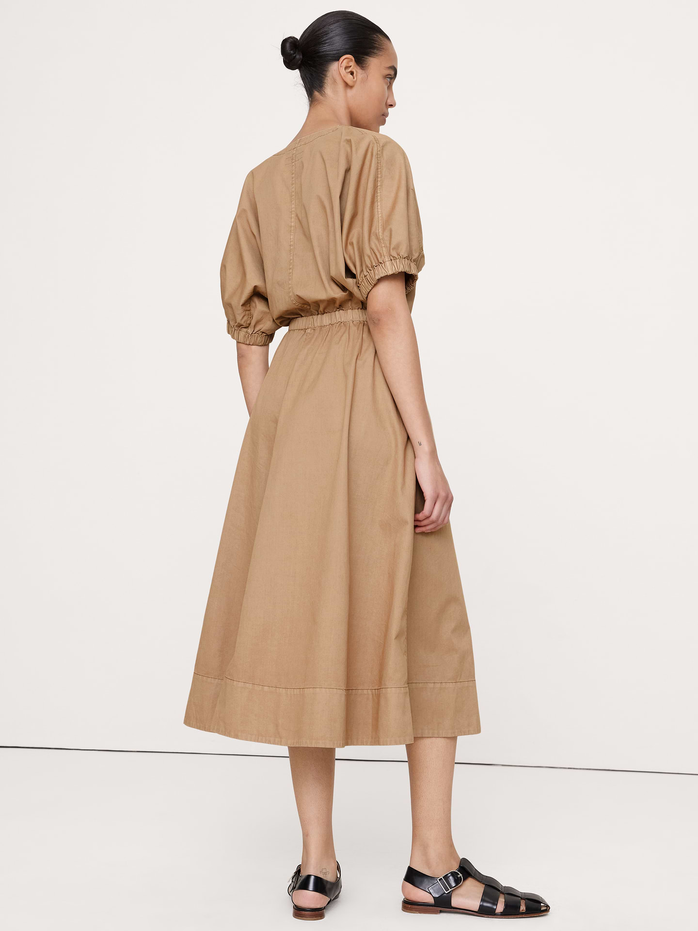 L'image numéro 7 présente Robe mi-longue à manches bouffantes en sergé de coton