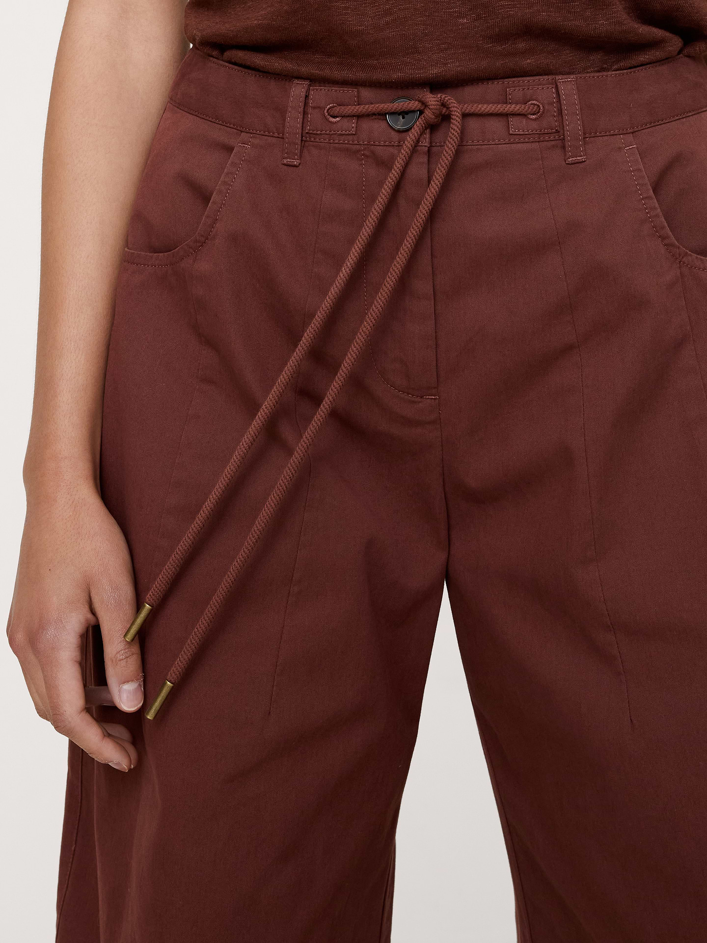 L'image numéro 4 présente Pantalon coupe baril taille mi-basse en popeline de coton