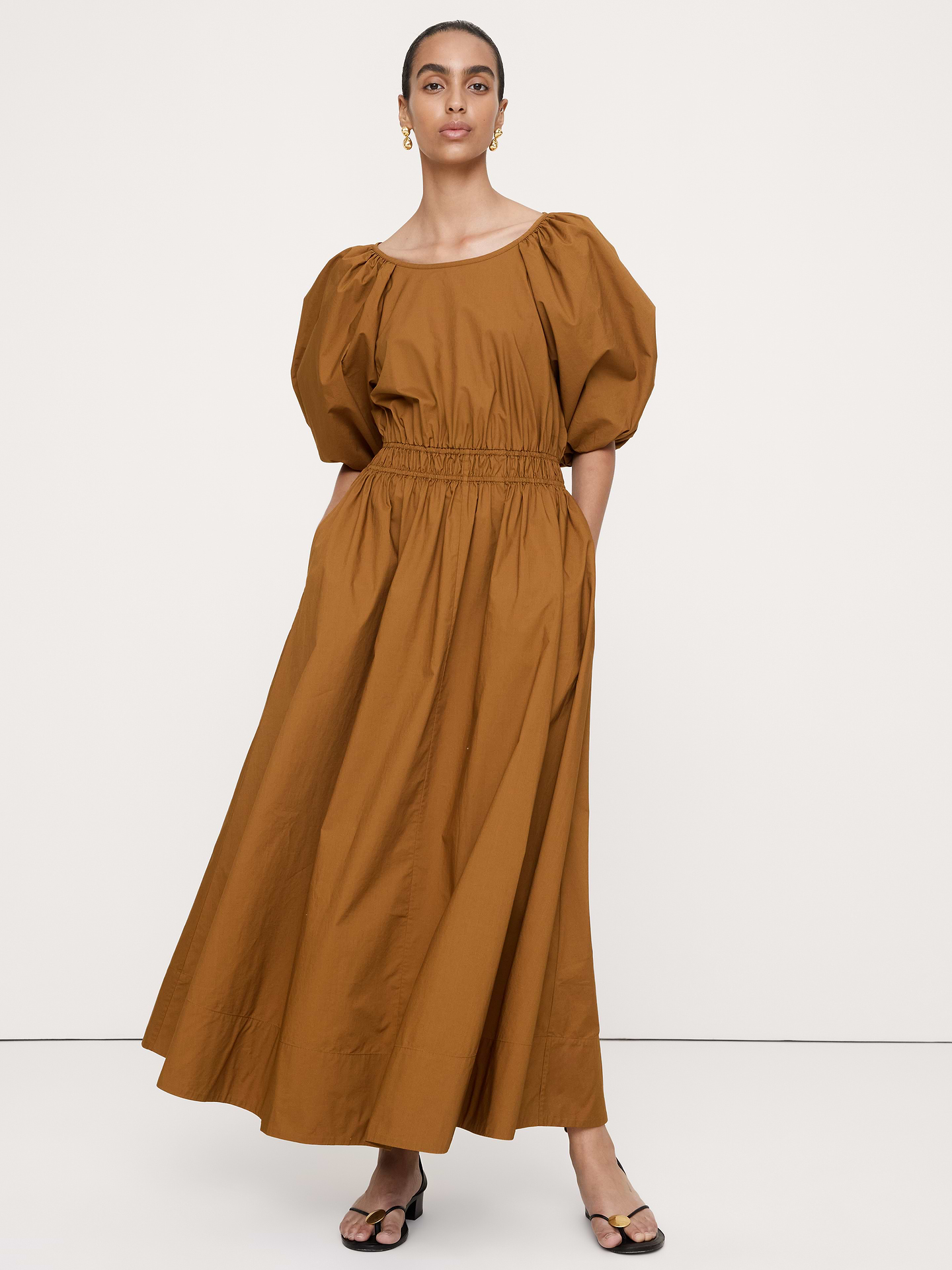 L'image numéro 1 présente Robe longue à manches bouffantes en popeline de coton
