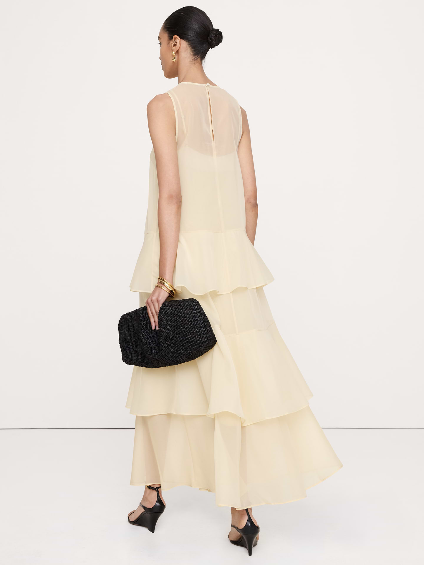 L'image numéro 3 présente Robe longue étagée en organza