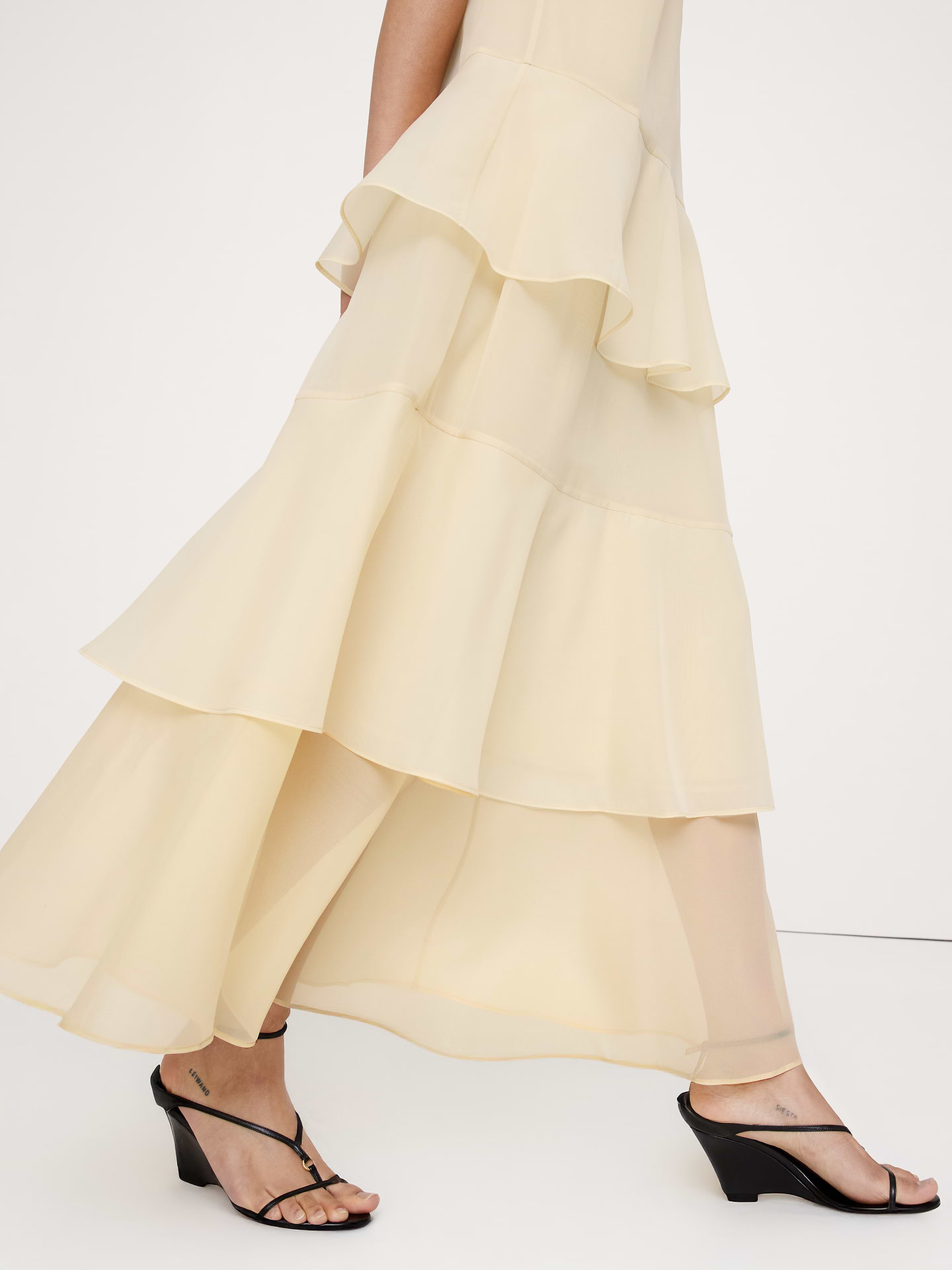 L'image numéro 5 présente Robe longue étagée en organza