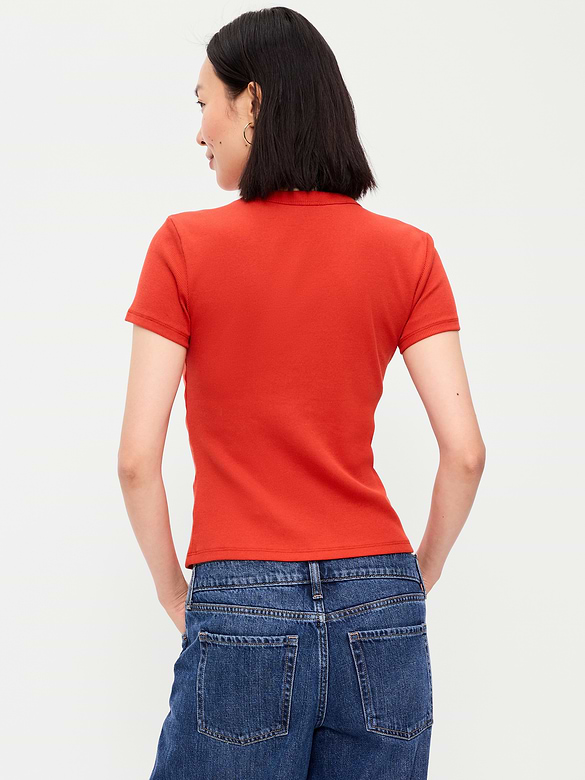 T-shirt court moulant