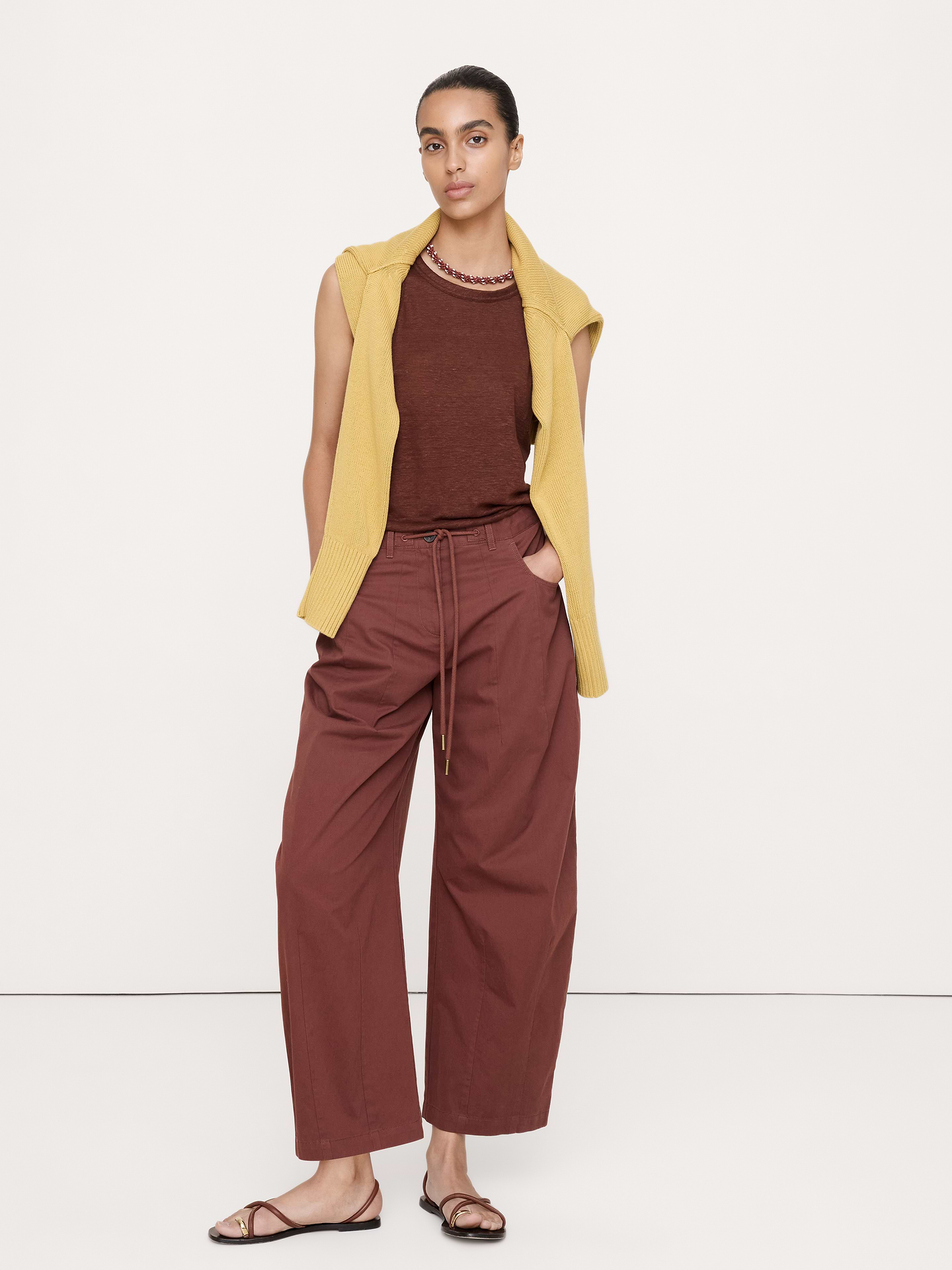 L'image numéro 1 présente Pantalon coupe baril taille mi-basse en popeline de coton