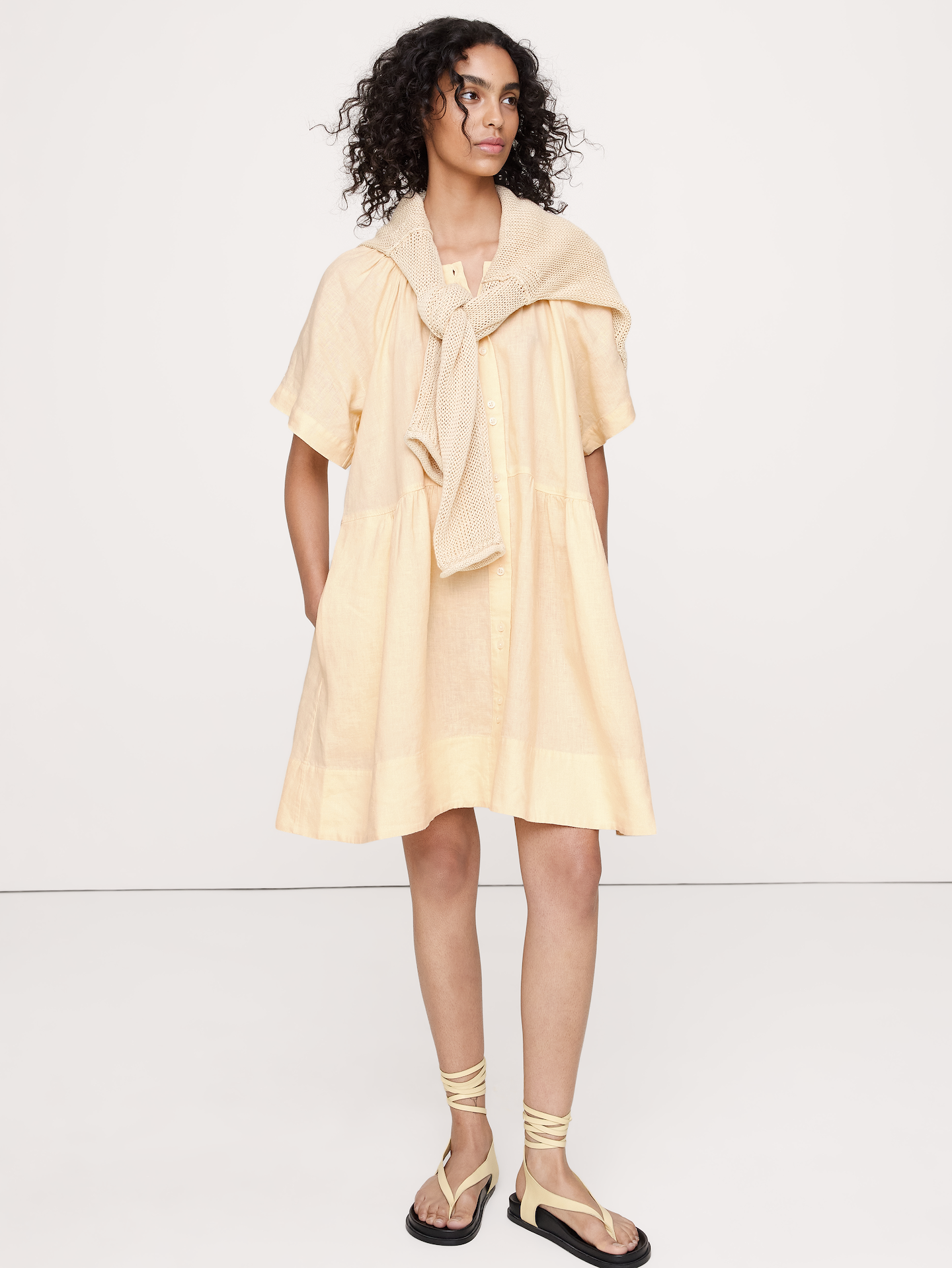 L'image numéro 4 présente Robe courte boutonnée