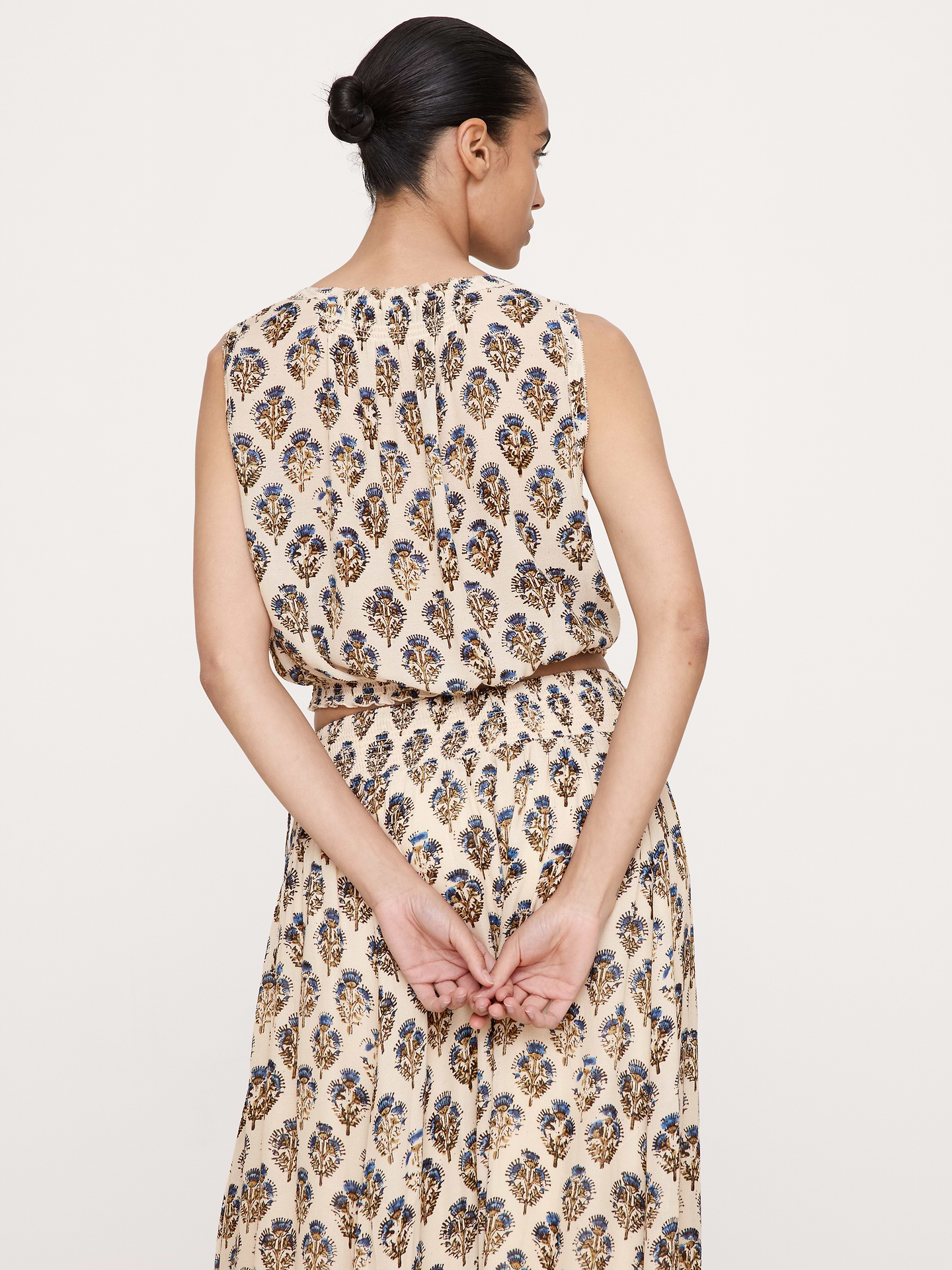 L'image numéro 2 présente Camisole courte en crêpe georgette à smocks