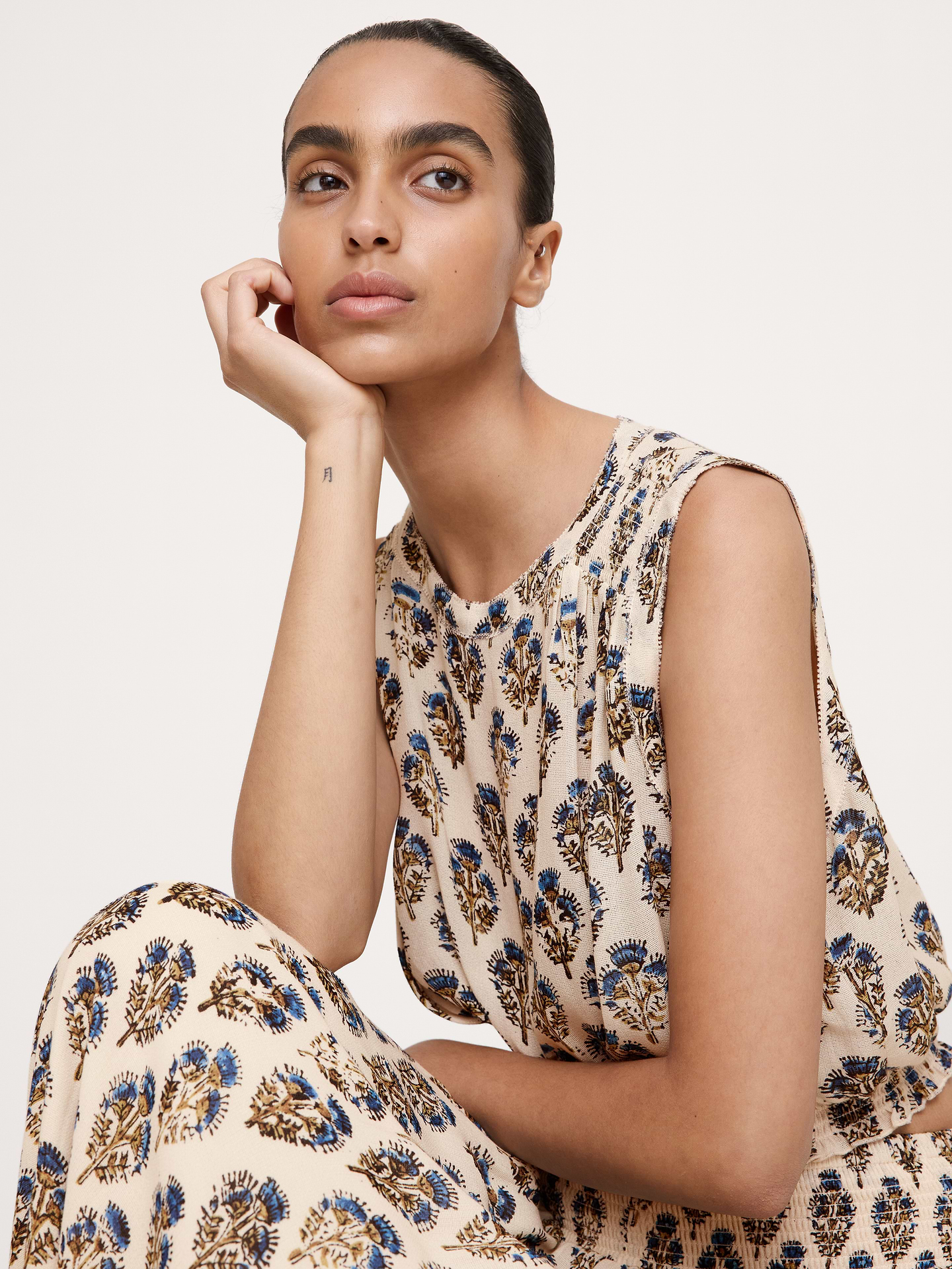 L'image numéro 3 présente Camisole courte en crêpe georgette à smocks