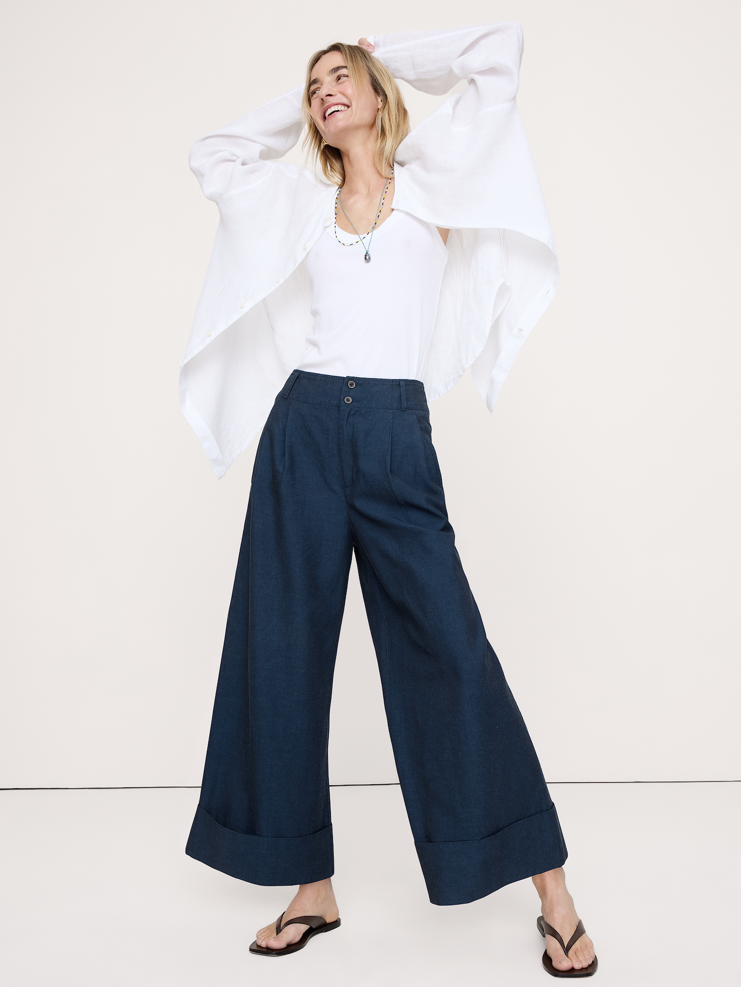 L'image numéro 1 présente Pantalon court à taille haute et jambe large en TENCEL™, coton et lin