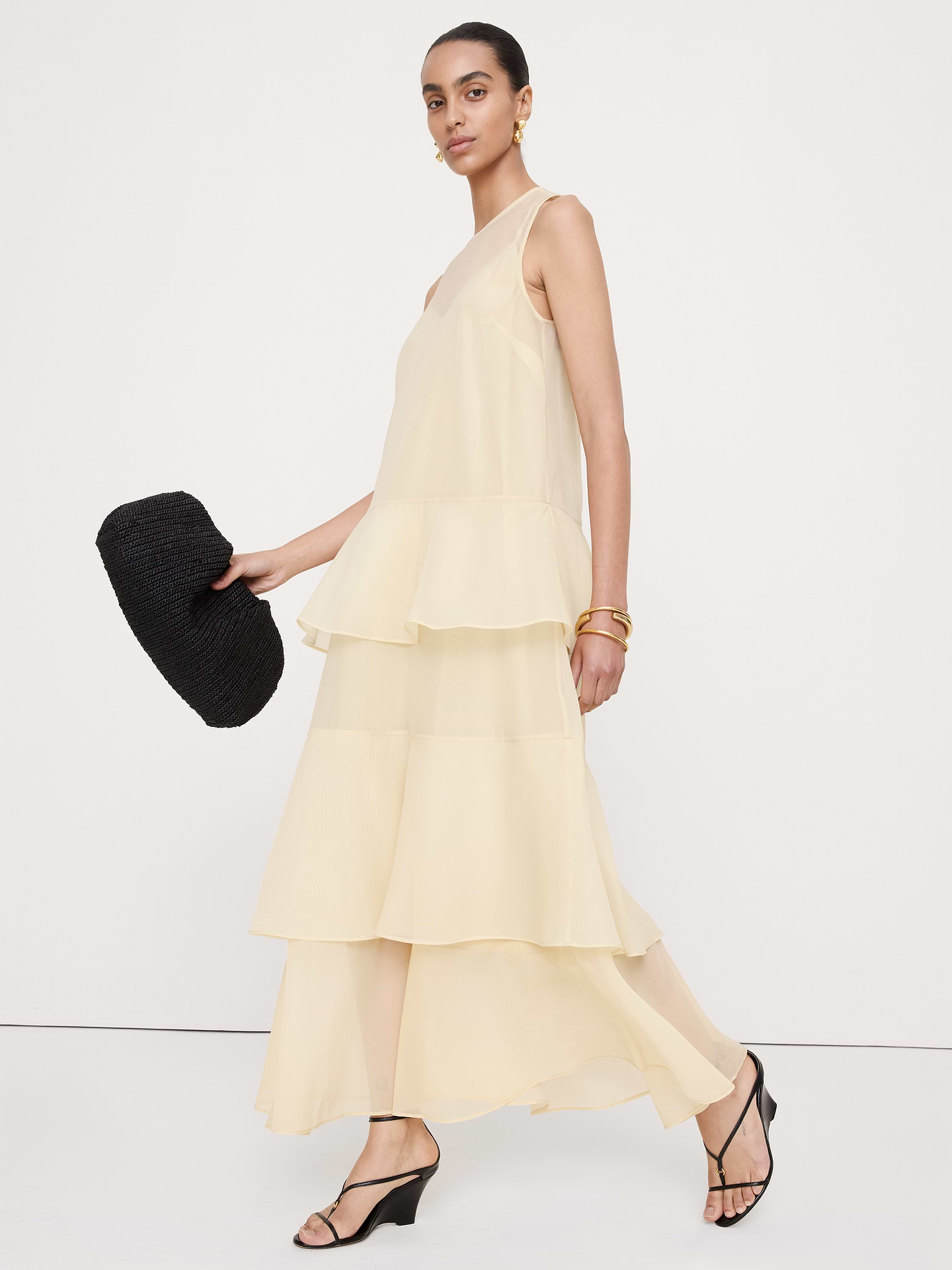 L'image numéro 6 présente Robe longue étagée en organza