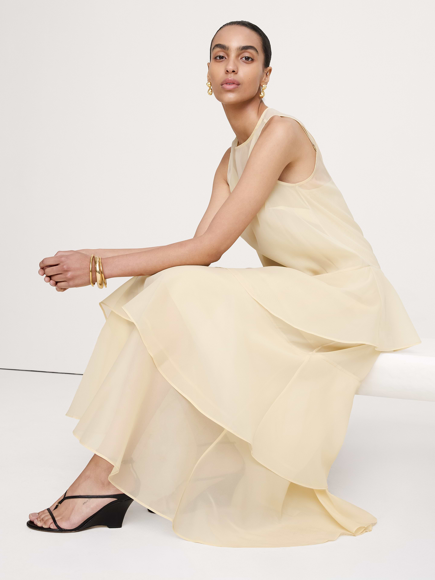 L'image numéro 7 présente Robe longue étagée en organza