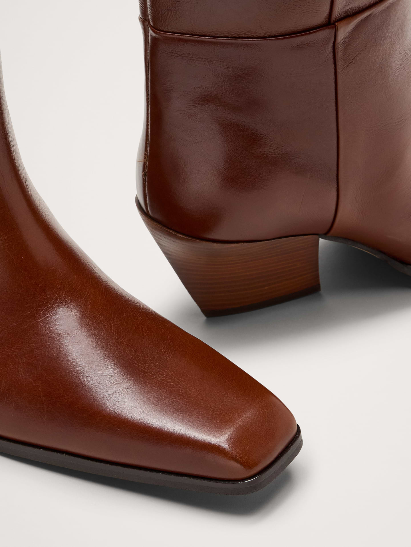 L'image numéro 5 présente Bottes hauteur genou en cuir italien