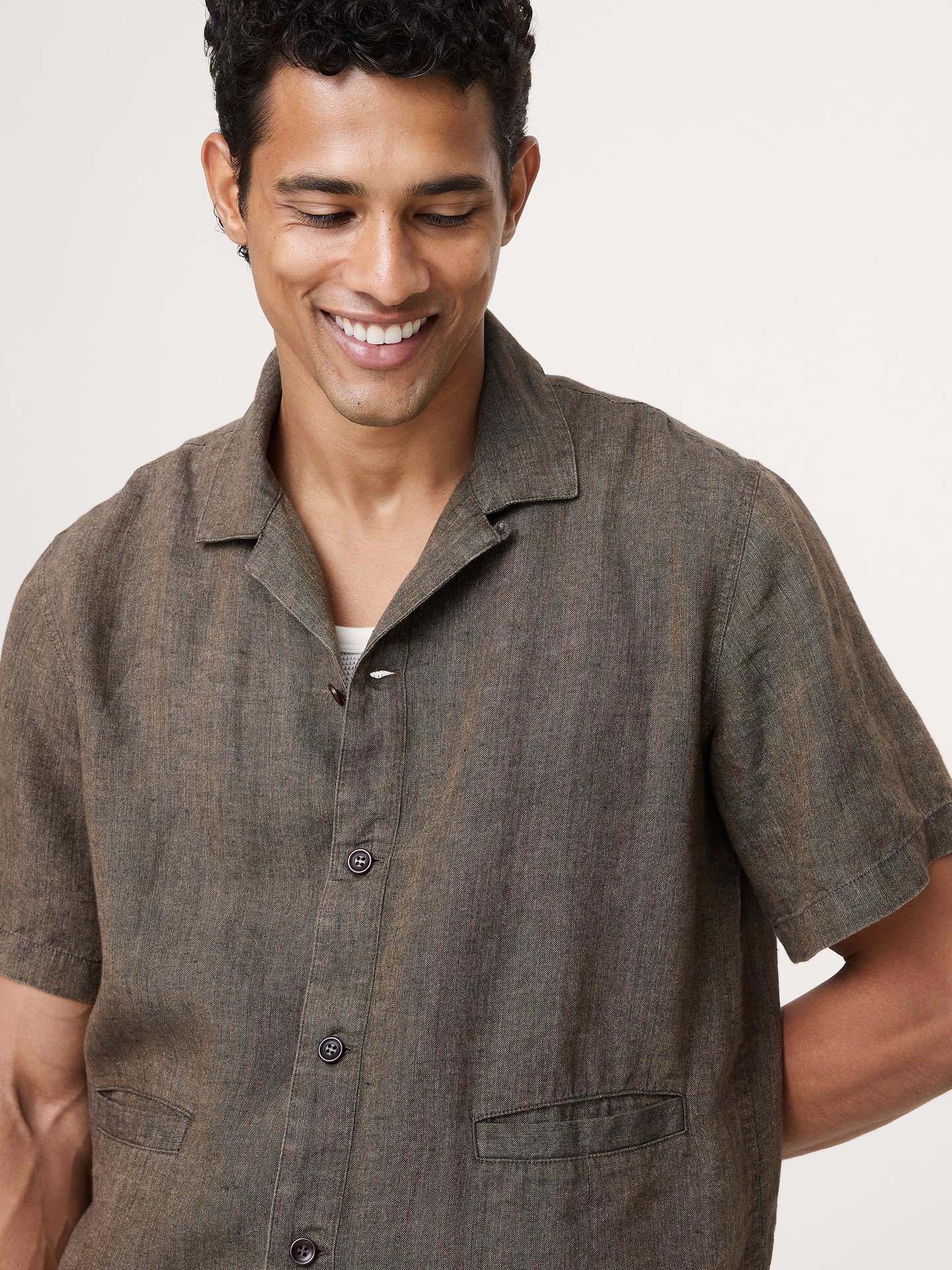 L'image numéro 3 présente Chemise de vacances coupe standard en lin