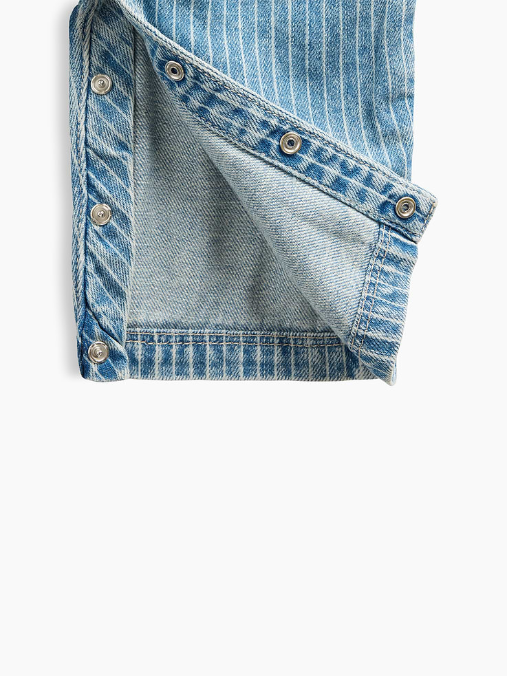 L'image numéro 3 présente Une-pièce utilitaire en denim à rayures pour Bébé