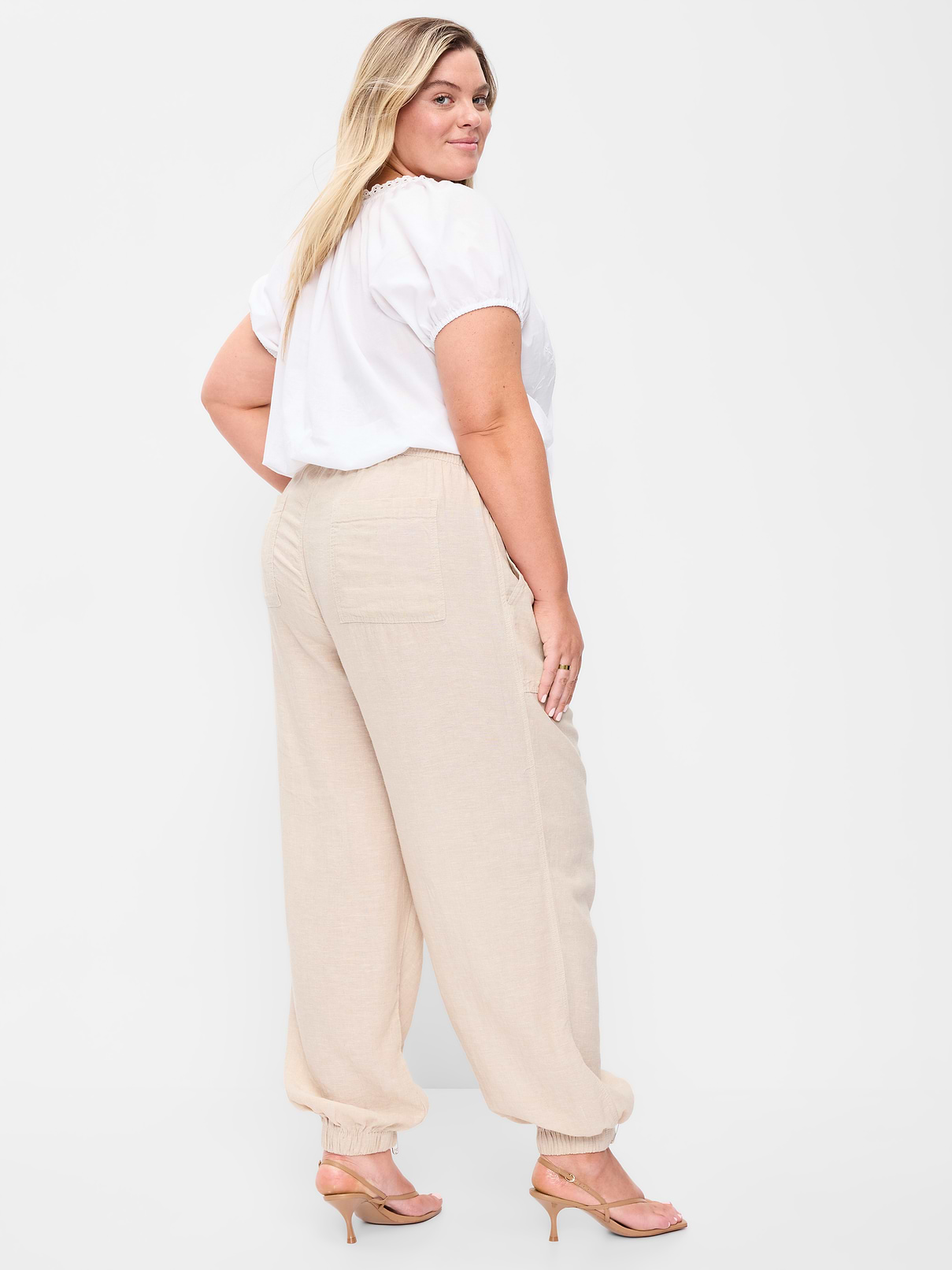 L'image numéro 3 présente Pantalon utilitaire en mélange de lin à taille mi-basse