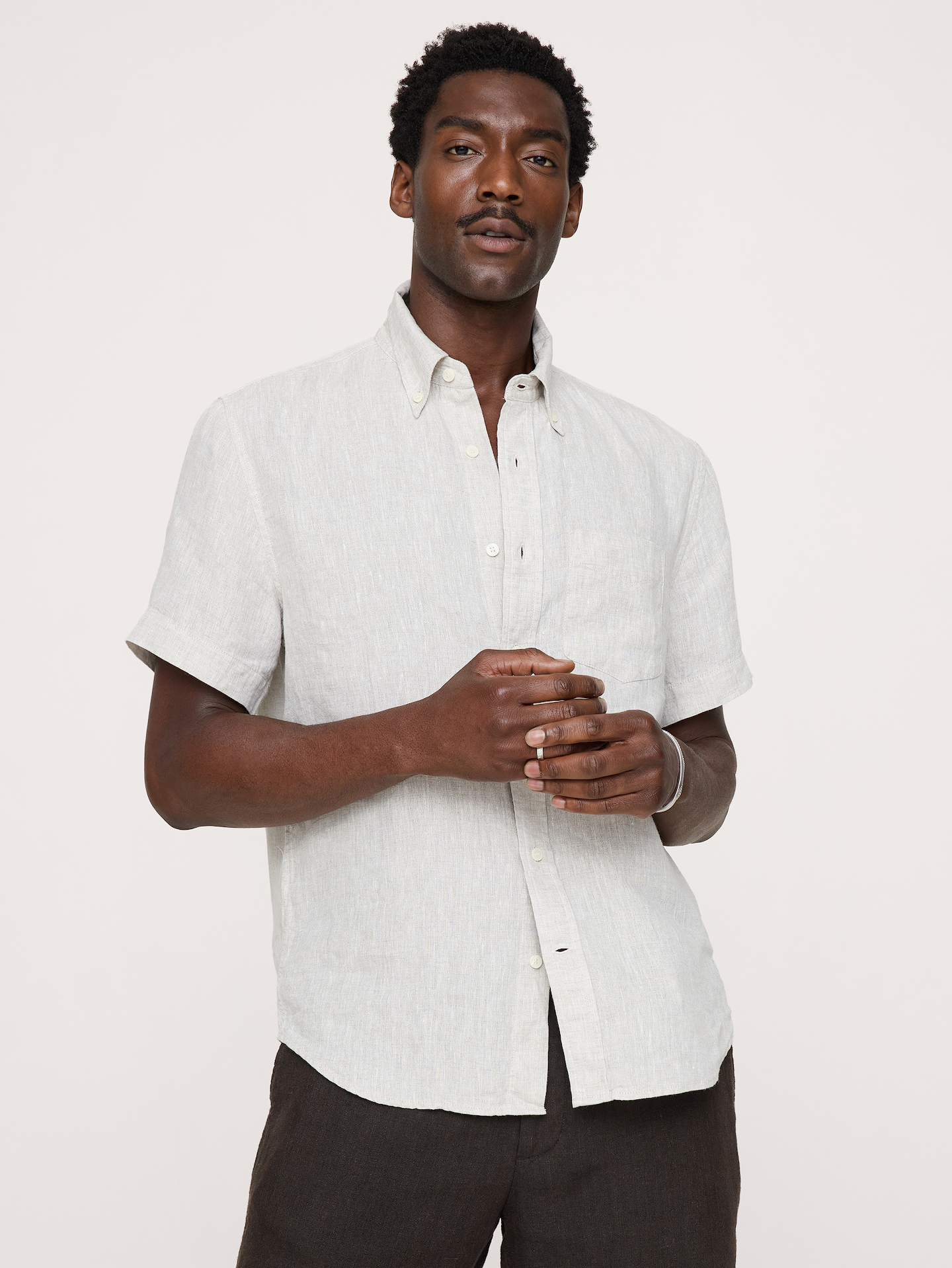 L'image numéro 1 présente Chemise standard à manches courtes en lin