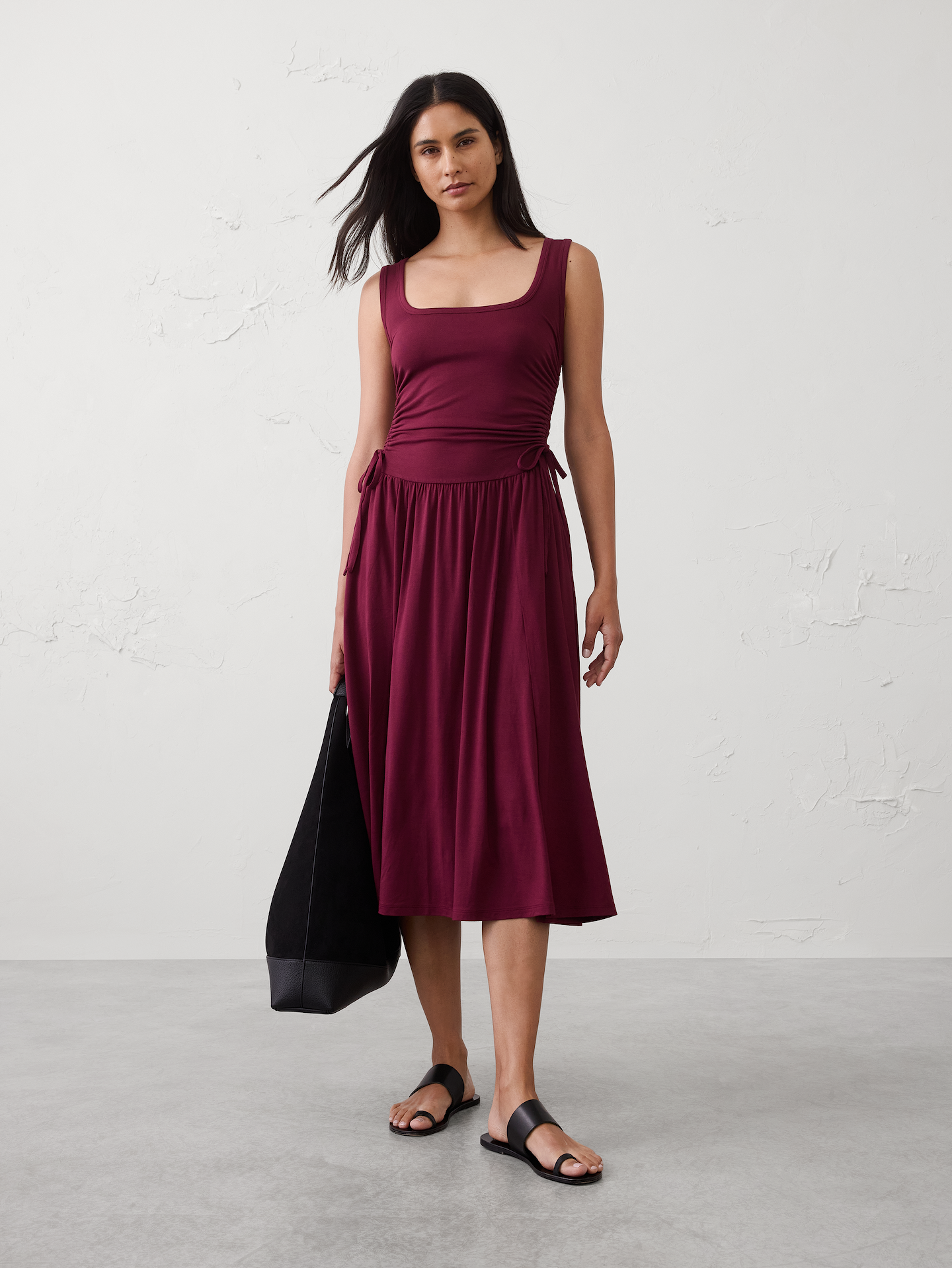 L'image numéro 1 présente Robe mi-longue à taille froncée en tricot