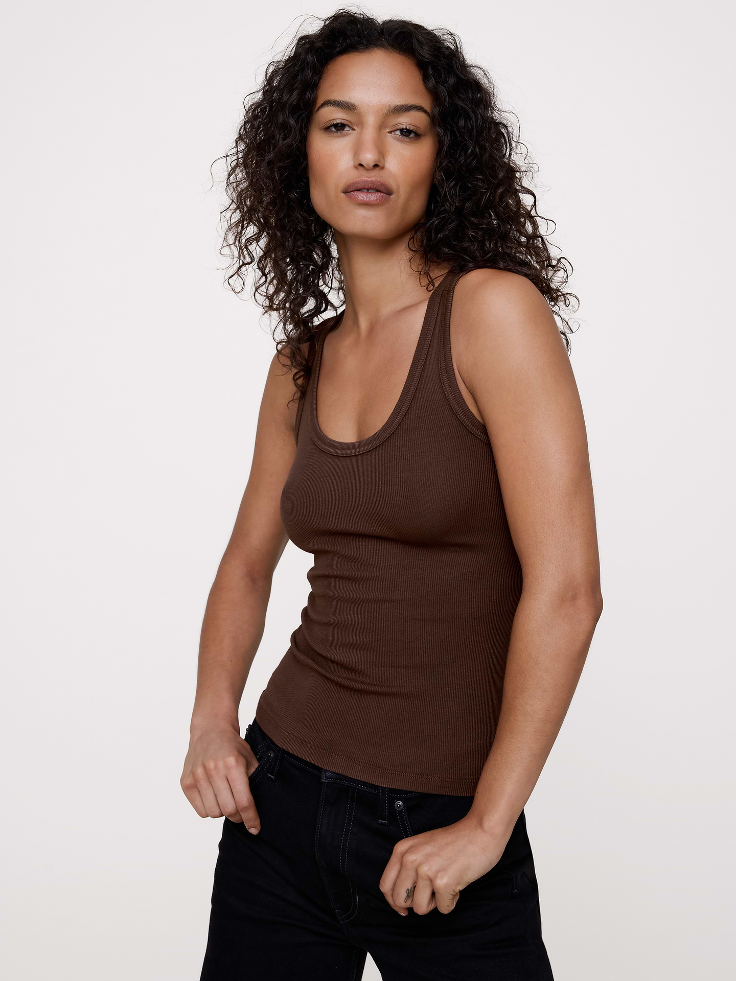 L'image numéro 1 présente Camisole à encolure dégagée en tricot côtelé