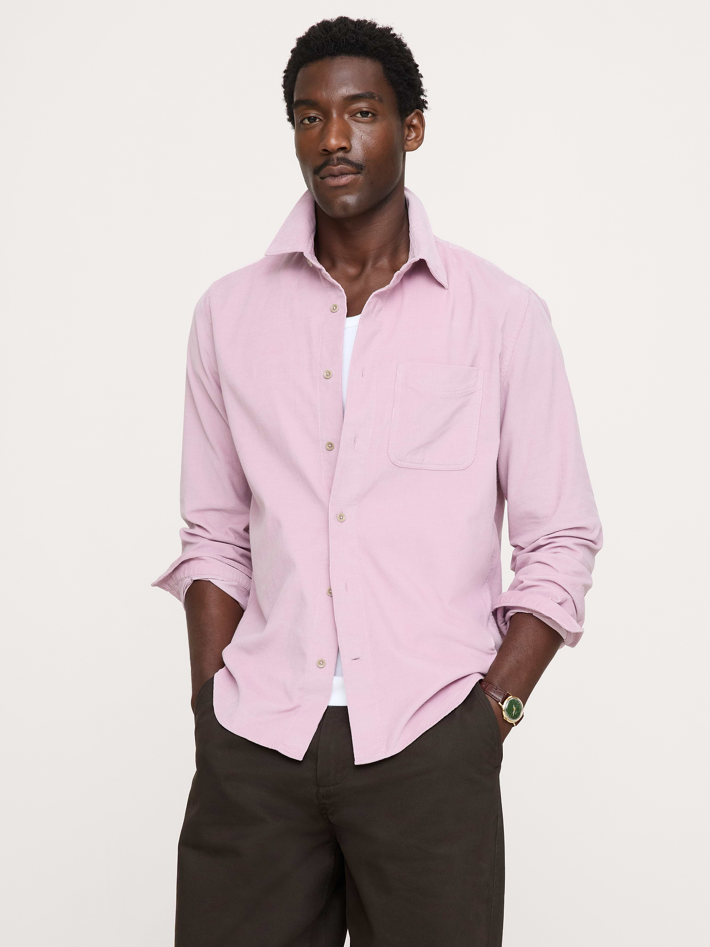L'image numéro 1 présente Chemise standard en velours côtelé léger