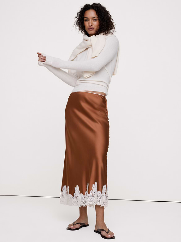 Jupe mi-longue en satin extensible avec ourlet en dentelle