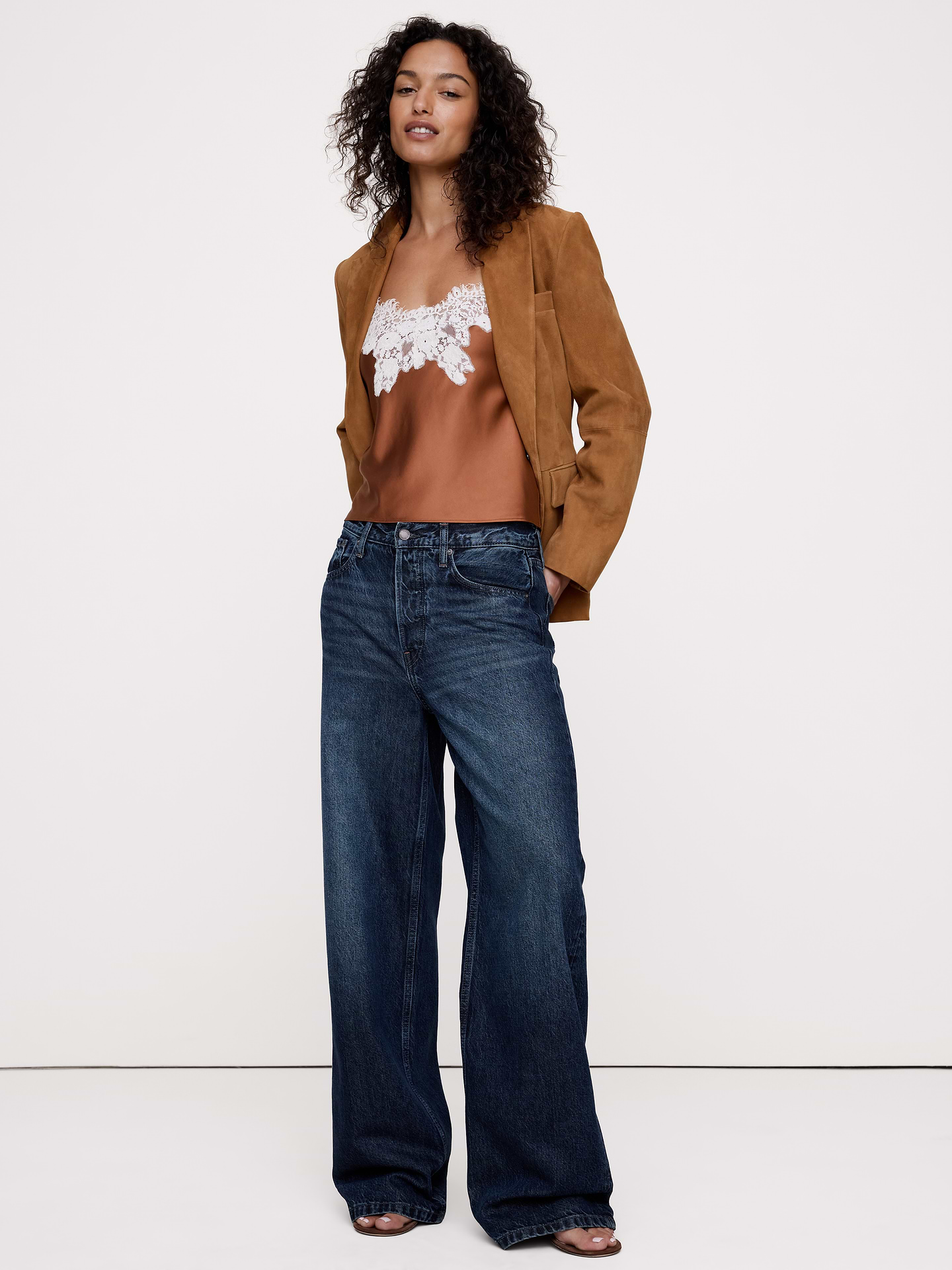 L'image numéro 2 présente Camisole en satin extensible à bordure en dentelle