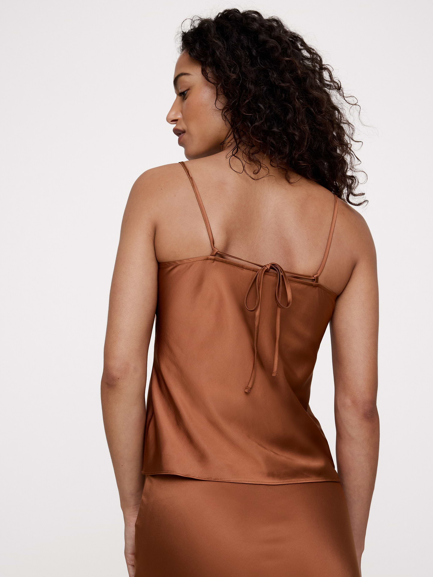 L'image numéro 3 présente Camisole en satin extensible à bordure en dentelle