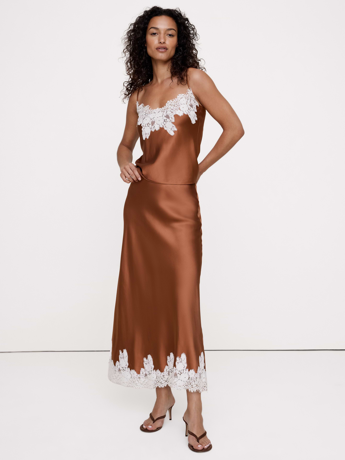 L'image numéro 4 présente Camisole en satin extensible à bordure en dentelle