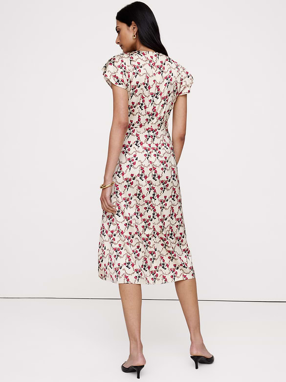 Robe mi-longue à manches flottantes en satin extensible
