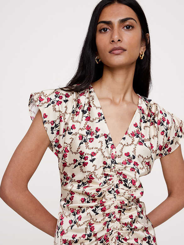 Robe mi-longue à manches flottantes en satin extensible