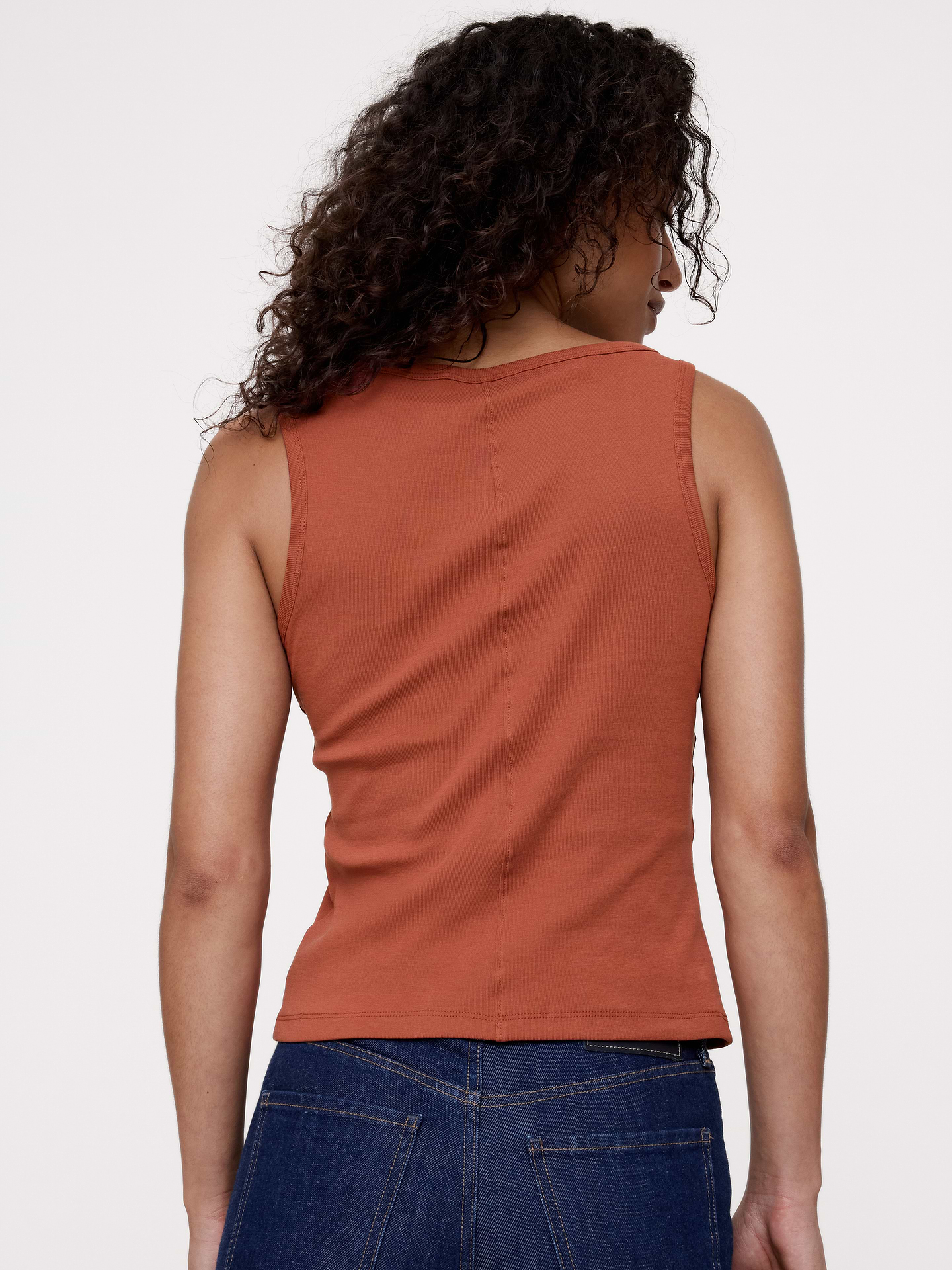 L'image numéro 2 présente Camisole minimaliste en coton